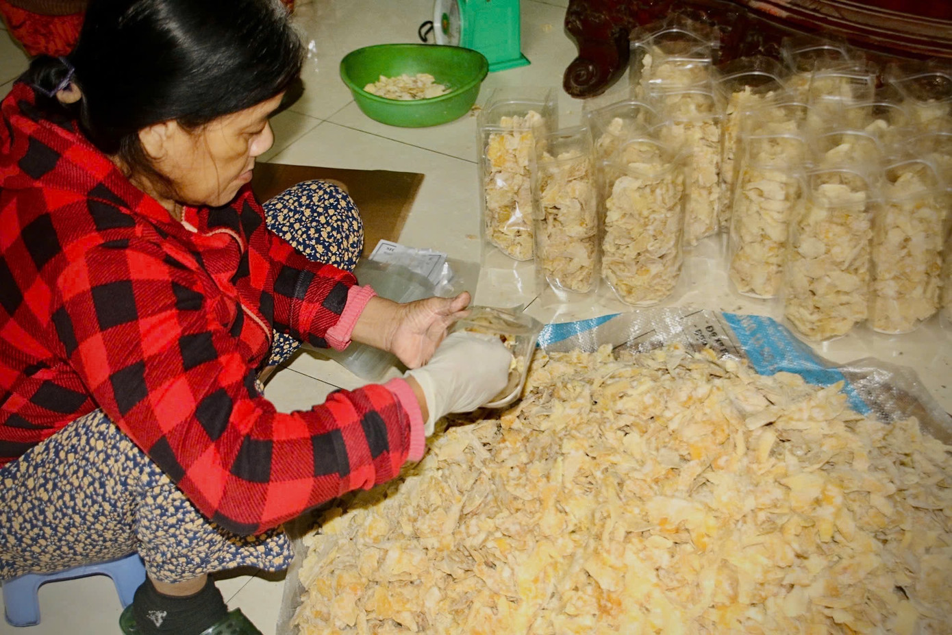 Mứt gừng vừa ra lò được đóng gói kỹ càng trước khi đưa ra thị trường tiêu thụ.