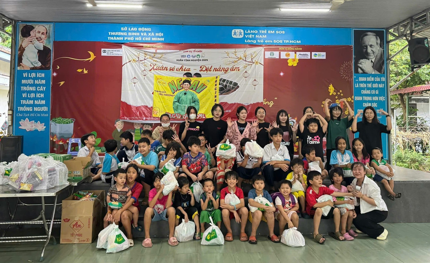 Người hâm mộ rapper Negav gửi tặng những phần quà tới các em nhỏ tại làng SOS Gò Vấp. Người hâm mộ rapper Negav gửi tặng những phần quà tới các em nhỏ tại làng SOS Gò Vấp.