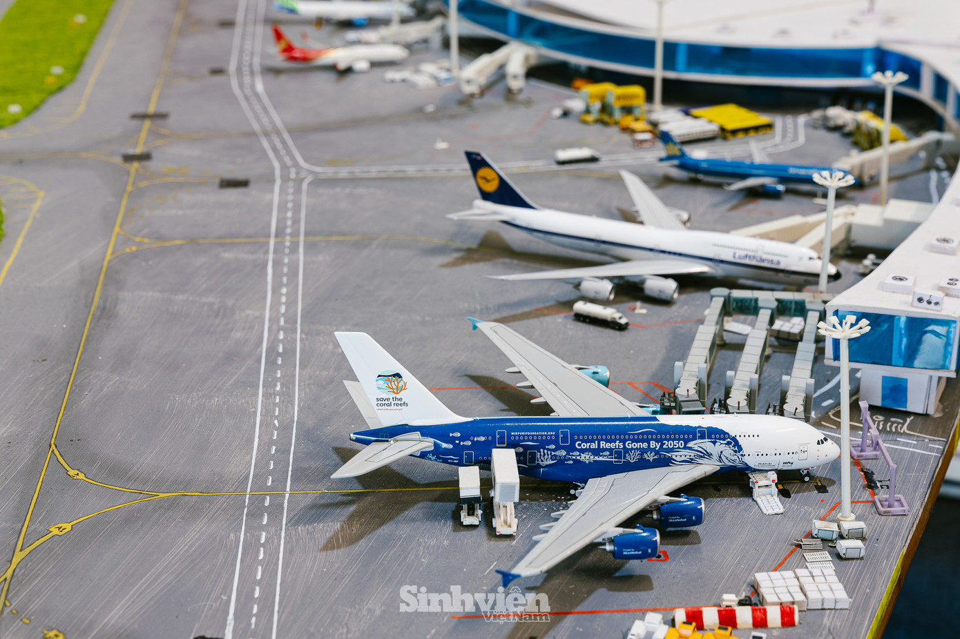 Không chỉ dừng lại ở việc sưu tầm, Dương còn thể hiện tài năng sáng tạo và đam mê bằng việc tự tay xây dựng một mô hình sân bay độc đáo. "Ý tưởng này đến với mình một cách rất tự nhiên. Mình muốn tạo ra một không gian thu nhỏ, nơi mình có thể thỏa sức sáng tạo và lan tỏa niềm đam mê hàng không."