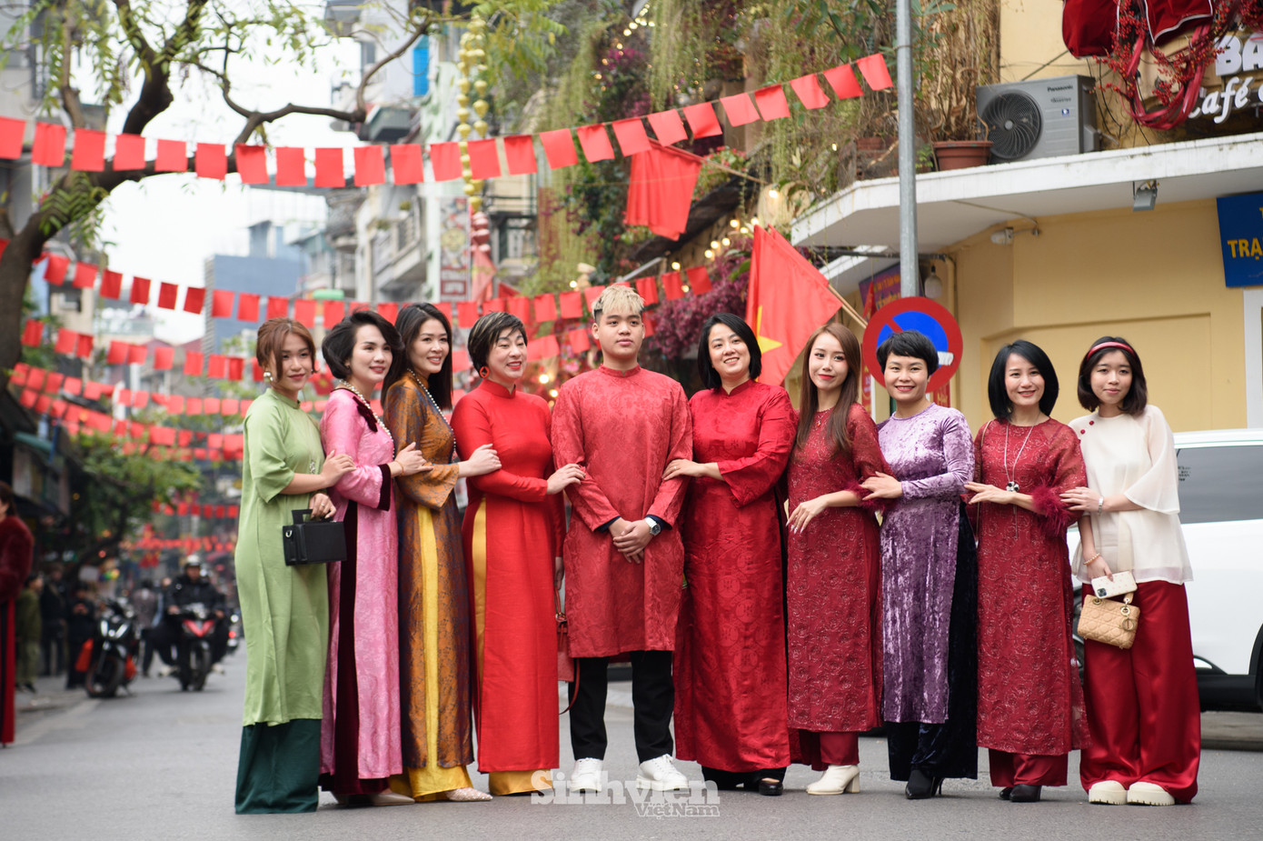 Nhiều gia đình diện áo dài, cùng nhau xuống phố du xuân.