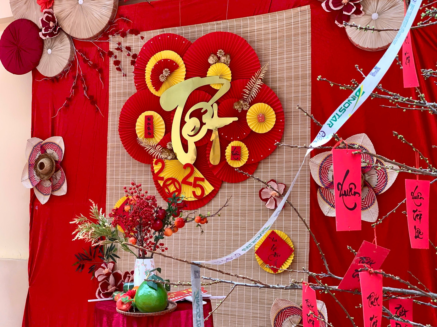 Không gian Tết Nguyên Đán được trang trí tuyệt đẹp tại Trường Đại học Khoa học Xã hội và Nhân văn, Đại học Quốc gia Hà Nội. (Nguồn: Phương Anh) Không gian Tết Nguyên Đán được trang trí tuyệt đẹp tại Trường Đại học Khoa học Xã hội và Nhân văn, Đại học Quốc gia Hà Nội. (Nguồn: Phương Anh)