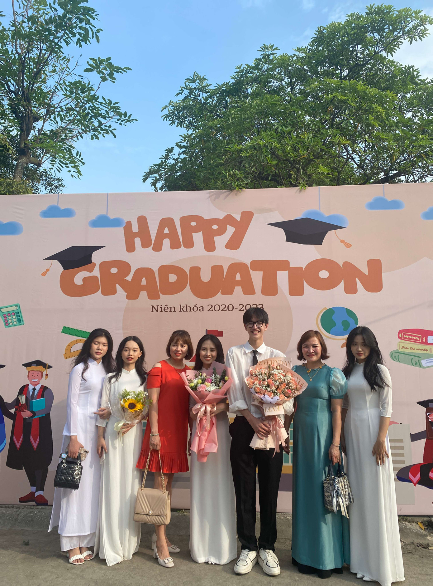 Trên hành trình trưởng thành của bản thân, Trung vô cùng biết ơn gia đình luôn bên cạnh ủng hộ, cổ vũ Trung. Còn có những người bạn, những follower đã luôn đồng hành từng bước chân cùng Trung.