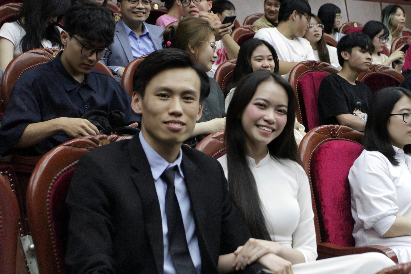 Bạn Trần Nguyễn Ngọc Uyên – sinh viên Học viện Ngoại giao (bên phải) bày tỏ niềm tự hào khi chứng kiến sự quan tâm và hưởng ứng tích cực của giới trẻ dành cho nghệ thuật truyền thống.