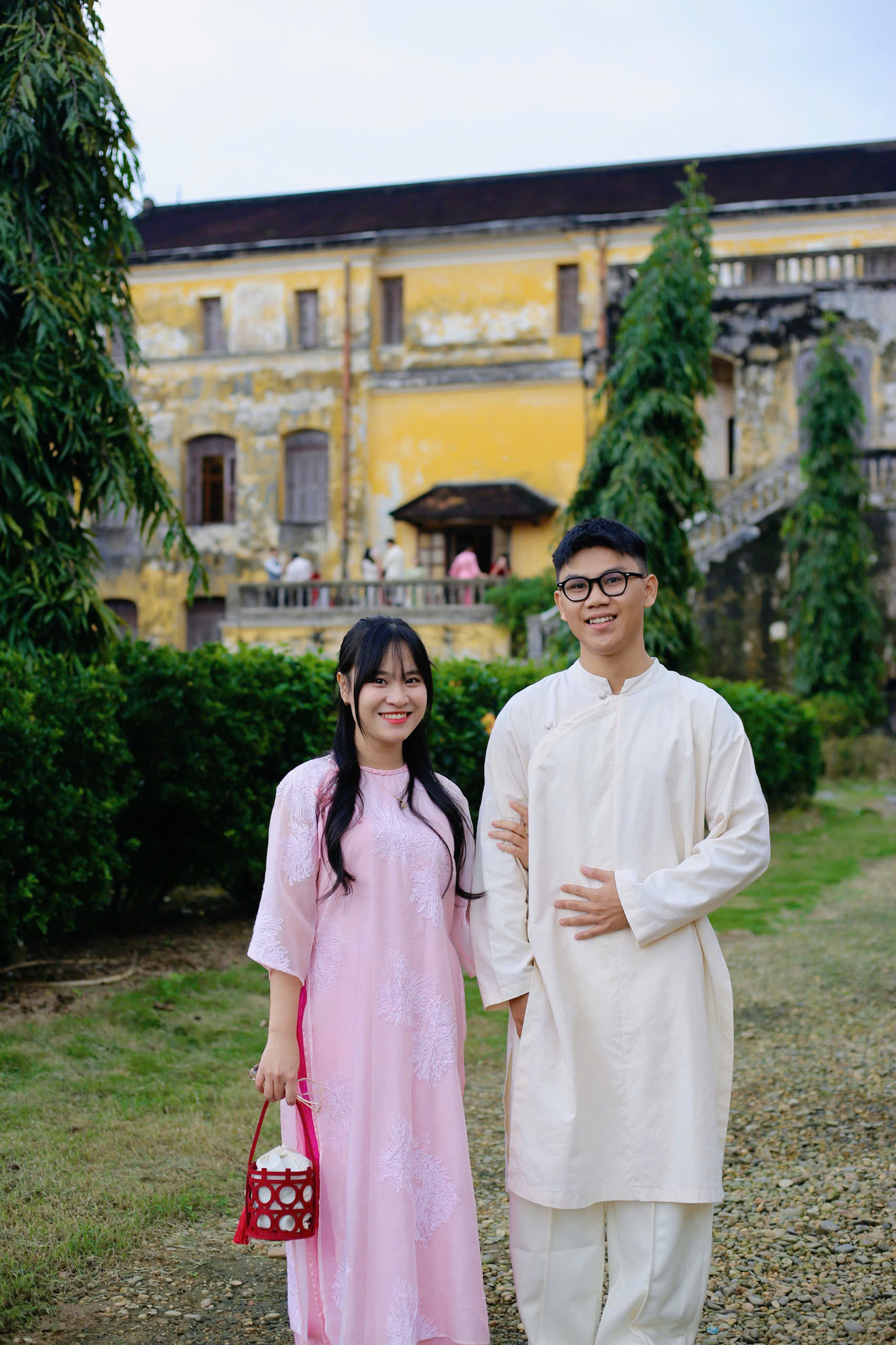 Đôi bạn trẻ chọn cung An Định để có một bộ ảnh kỉ niệm đón chào Tết Ất Tỵ 2025.