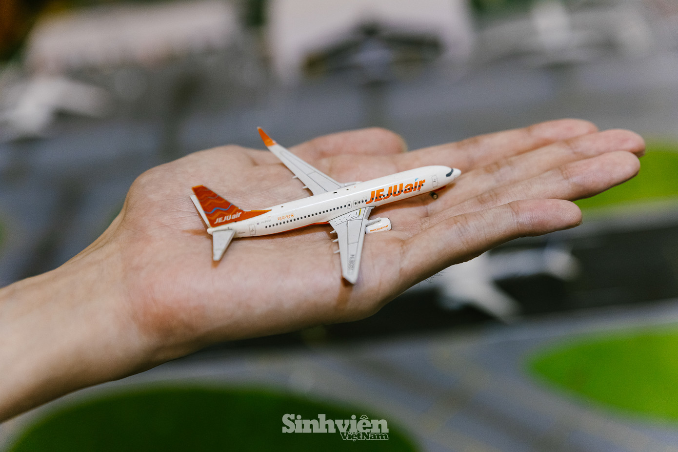 Không chỉ sưu tầm, cậu còn tạo ra một "không gian" chung cho những người yêu thích mô hình máy bay. Mỗi mô hình, mỗi chi tiết của sân bay "hoa lan trắng" đều là những "mảnh ghép" kết nối. Dương tìm thấy niềm vui khi chia sẻ kinh nghiệm, kiến thức và cùng nhau khám phá thế giới mô hình. Với Dương, đam mê chỉ thực sự ý nghĩa khi được chia sẻ và lan tỏa, tạo nên một cộng đồng vững mạnh, nơi mọi người cùng nhau "cất cánh" niềm yêu thích.