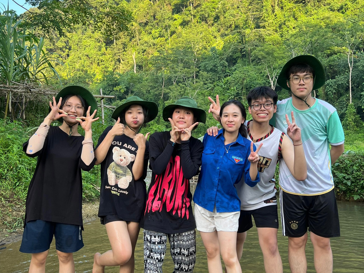 Sinh Thành (áo trắng) cùng các bạn tham gia tình nguyện Mùa Hè Xanh 2024 tại Tuyên Quang. Sinh Thành (áo trắng) cùng các bạn tham gia tình nguyện Mùa Hè Xanh 2024 tại Tuyên Quang.