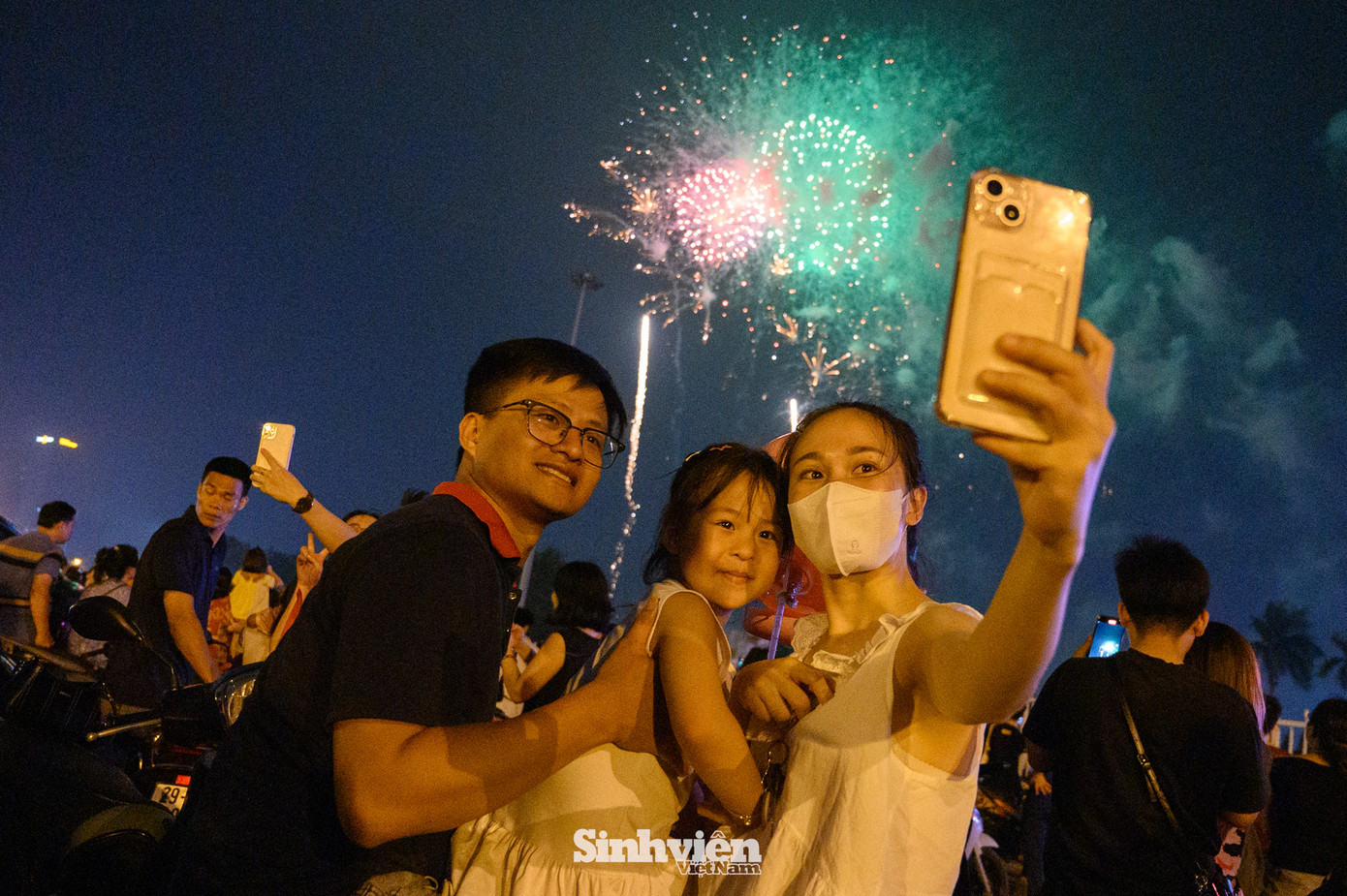 Hàng nghìn người đã tập trung tại khu vực trước Sân vận động Mỹ Đình để chiêm ngưỡng màn pháo hoa. Nhiều gia đình cũng tranh thủ ghi lại những khoảnh khắc rực rỡ.