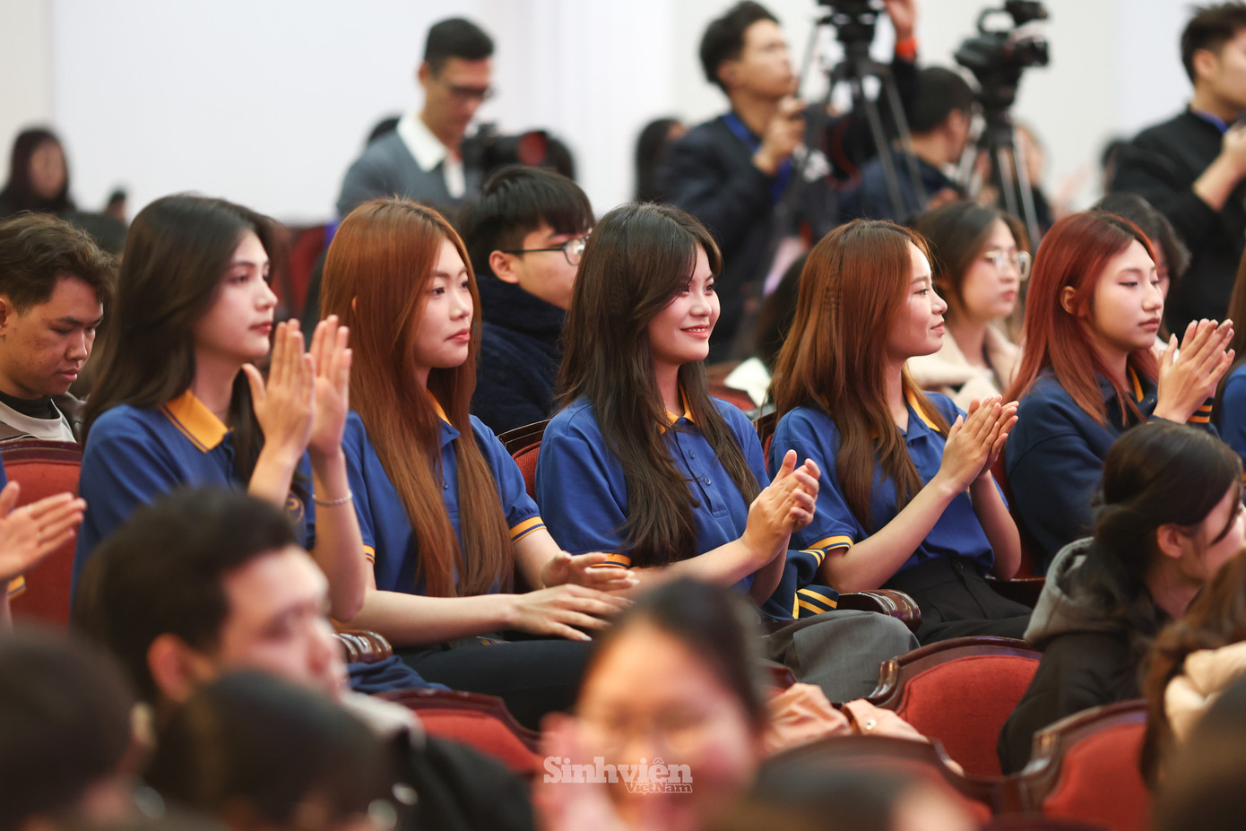 Các thí sinh lắng nghe đại diện BTC cuộc thi Hoa hậu Việt Nam 2024 phổ biến các tiêu chí, giải đáp các thắc mắc về cuộc thi.