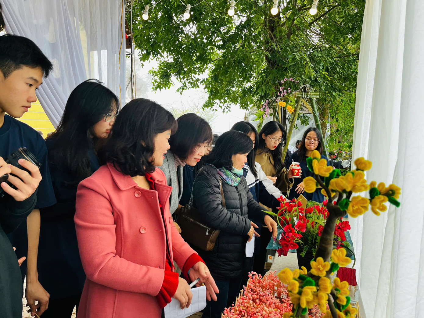 Ban giám khảo chấm điểm các gian trại.