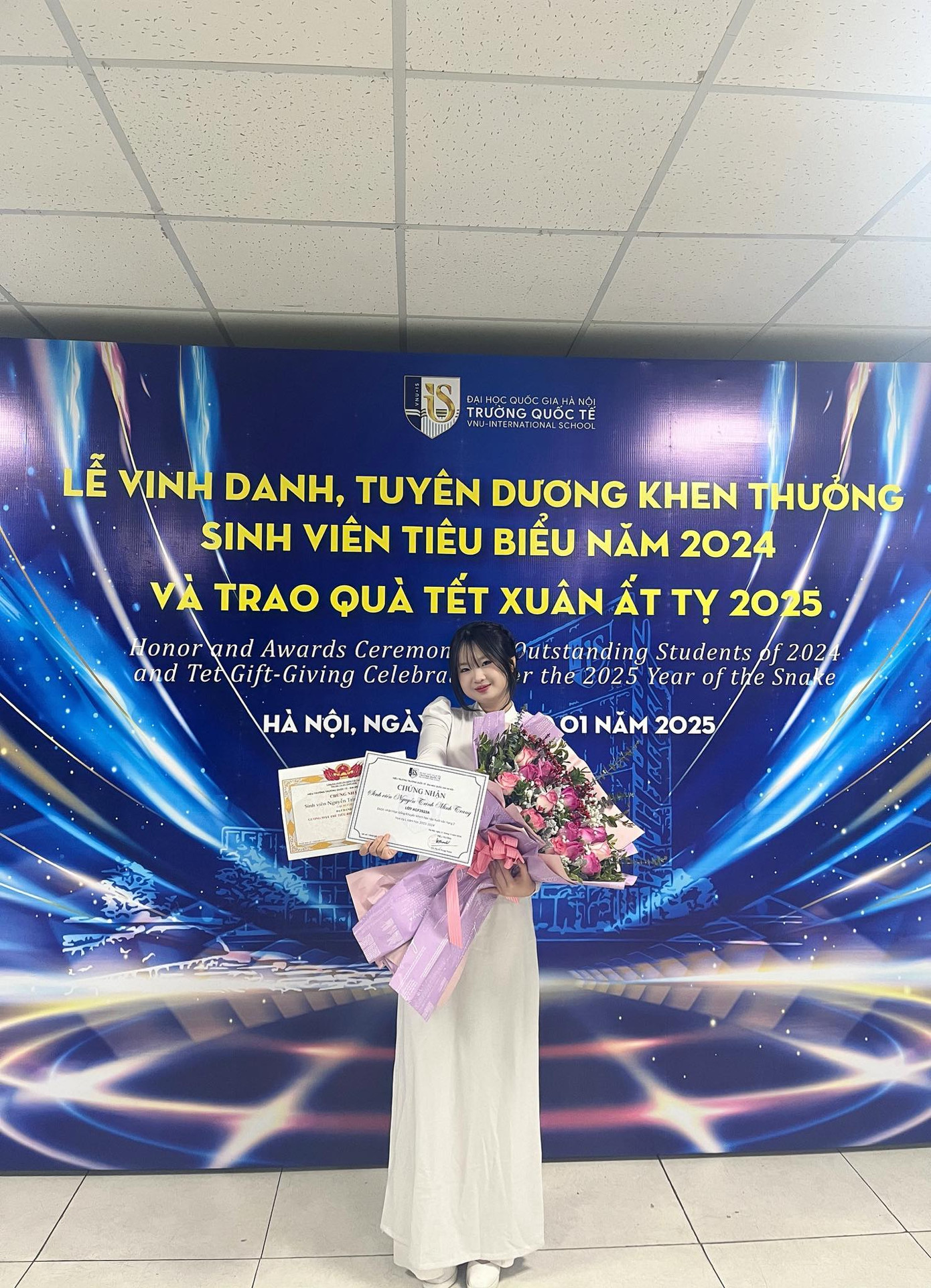 Minh Trang tại lễ vinh danh sinh viên tiêu biểu và trao học bổng của Trường Quốc tế - Đại học Quốc gia Hà Nội.