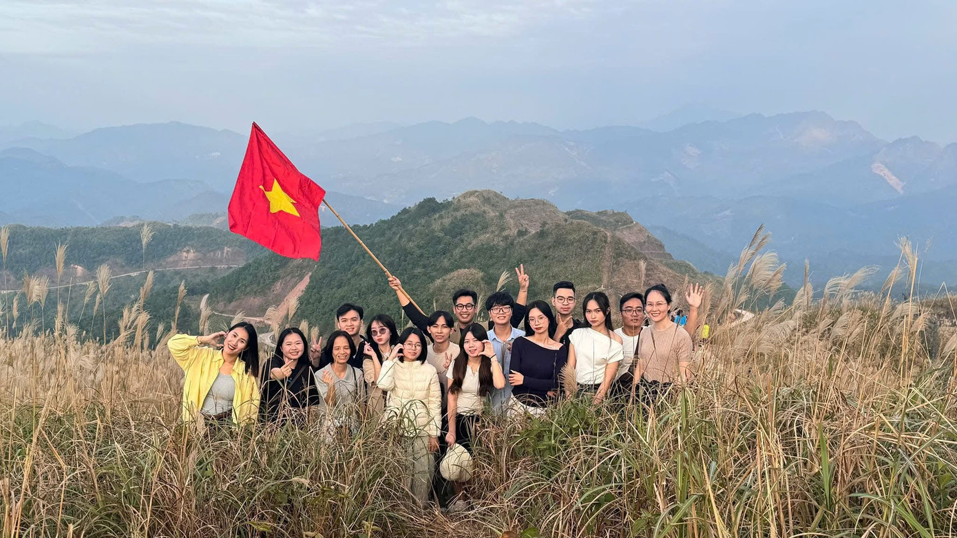 Mai Ngân và các thành viên câu lạc bộ thu hái dược liệu phục vụ công tác nghiên cứu tại Bình Liêu.