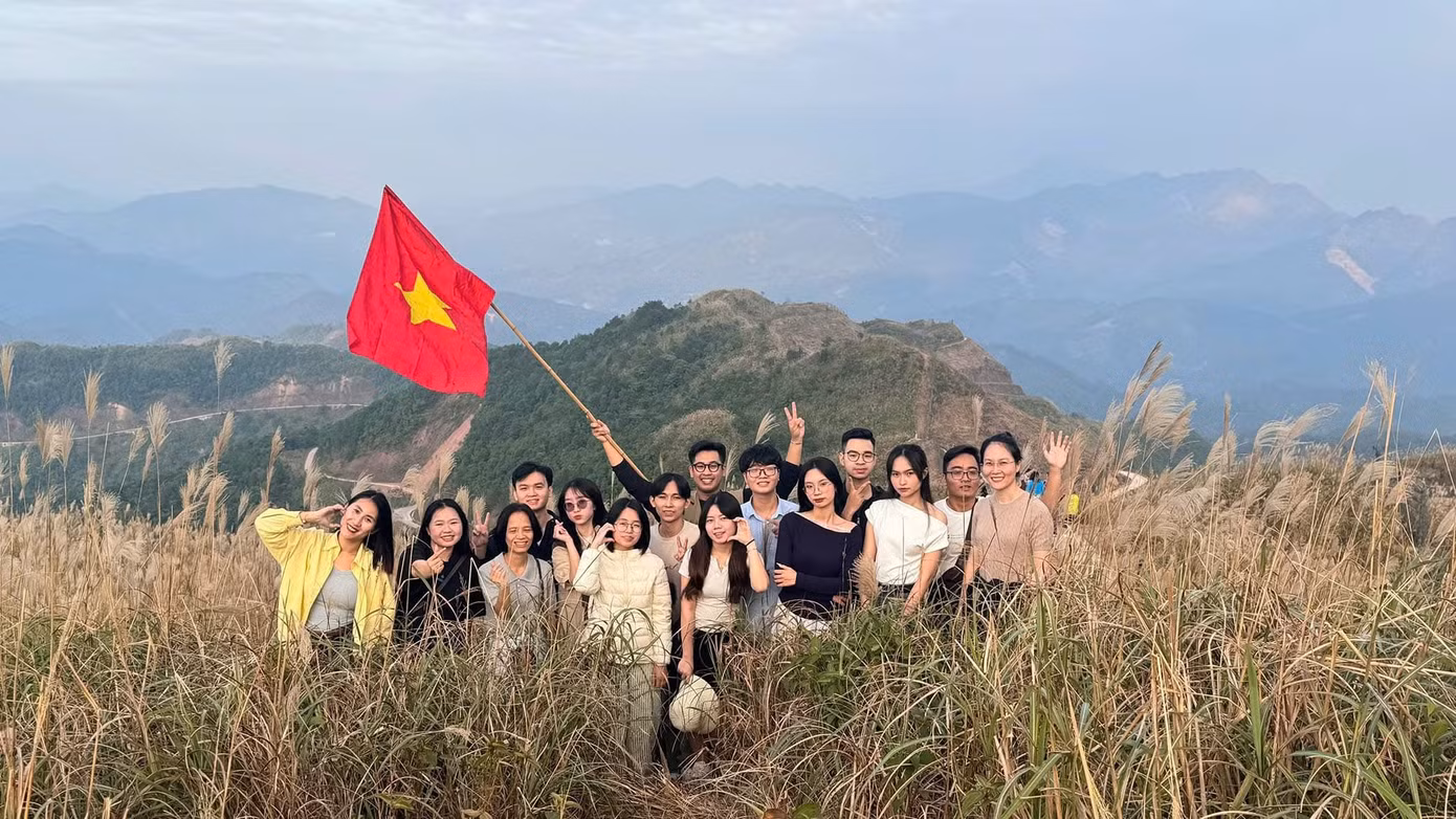 Mai Ngân và các thành viên câu lạc bộ thu hái dược liệu phục vụ công tác nghiên cứu tại Bình Liêu. Mai Ngân và các thành viên câu lạc bộ thu hái dược liệu phục vụ công tác nghiên cứu tại Bình Liêu.