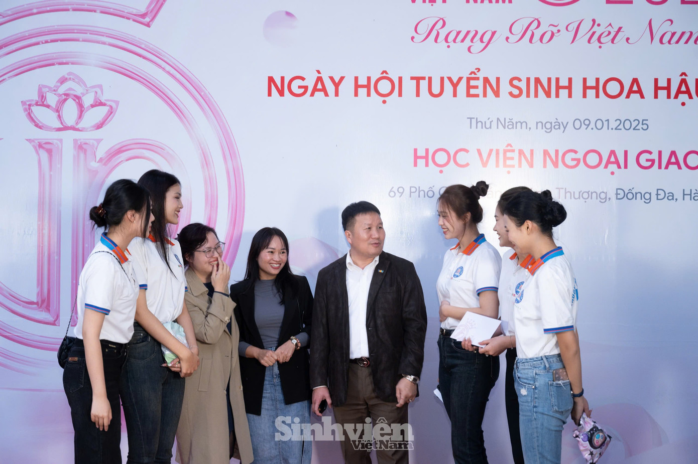 Thạc sĩ Phạm Quang Hải, Phó Trưởng phòng CTSV Trường Đại học Thương mại cùng các thầy cô dặn dò dàn nữ sinh TMU tham dự Ngày hội Tuyển sinh Hoa hậu Việt Nam 2024. Thạc sĩ Phạm Quang Hải, Phó Trưởng phòng CTSV Trường Đại học Thương mại cùng các thầy cô dặn dò dàn nữ sinh TMU tham dự Ngày hội Tuyển sinh Hoa hậu Việt Nam 2024.