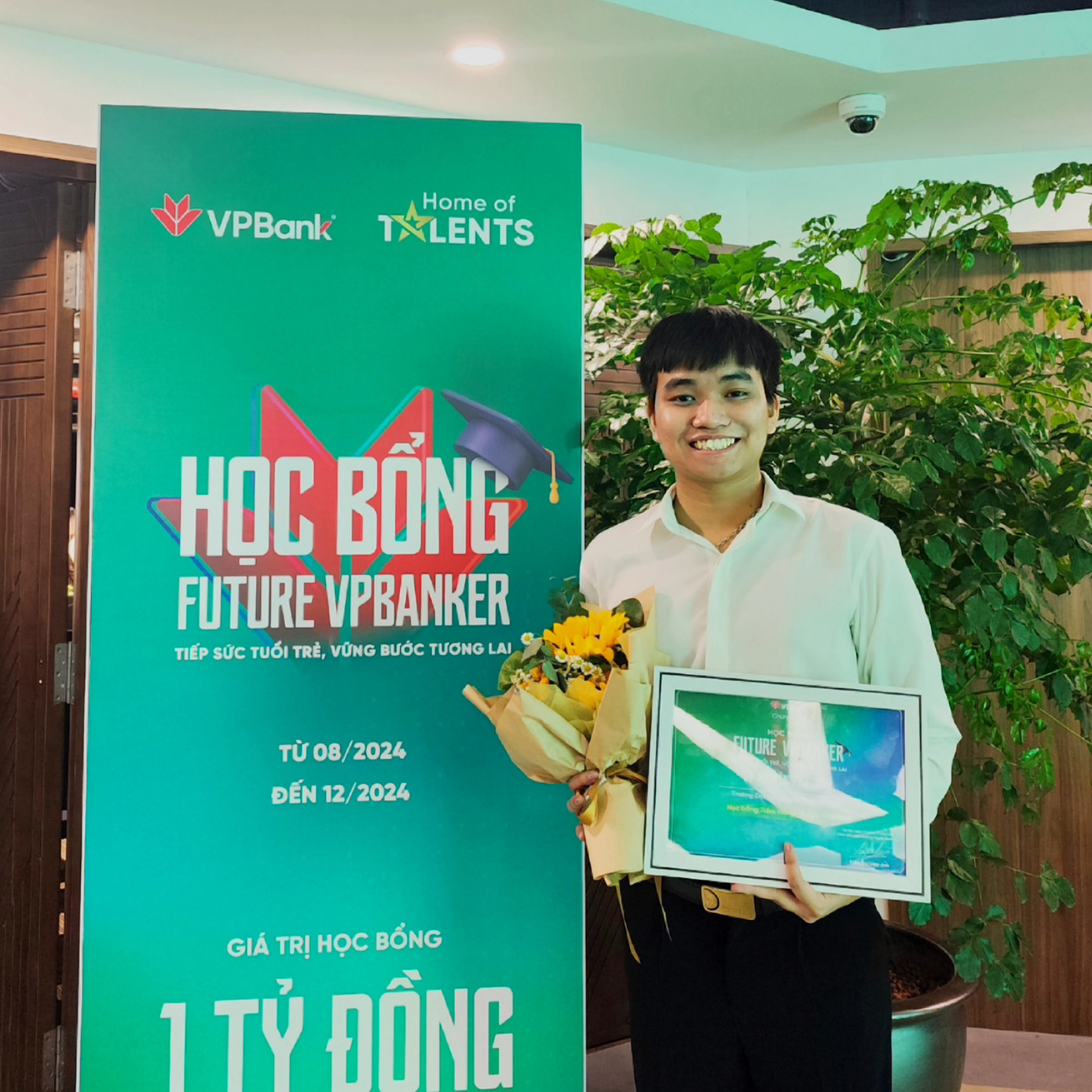 Phú Bình nhận nhiều học bổng trong và ngoài trường.