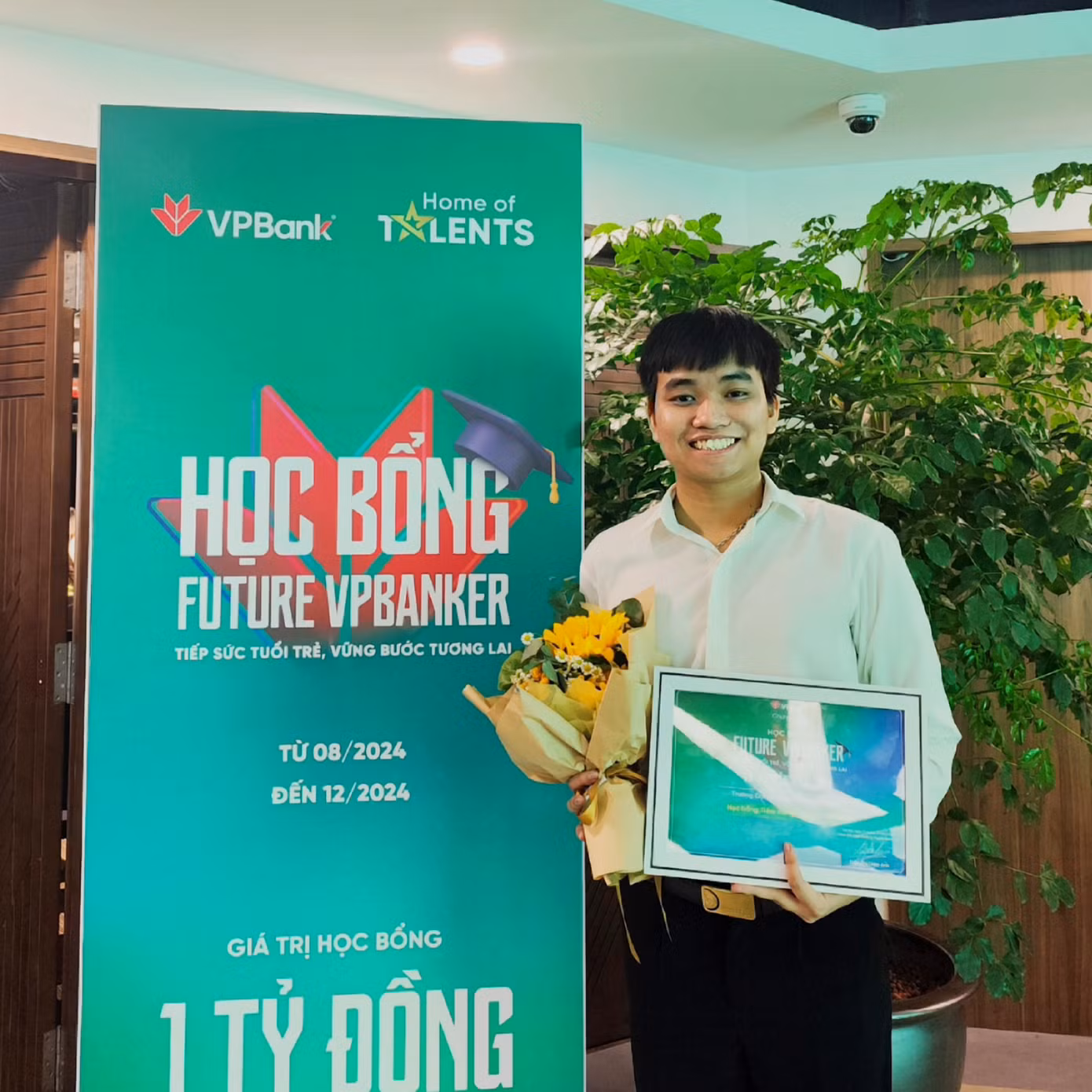 Phú Bình nhận nhiều học bổng trong và ngoài trường.