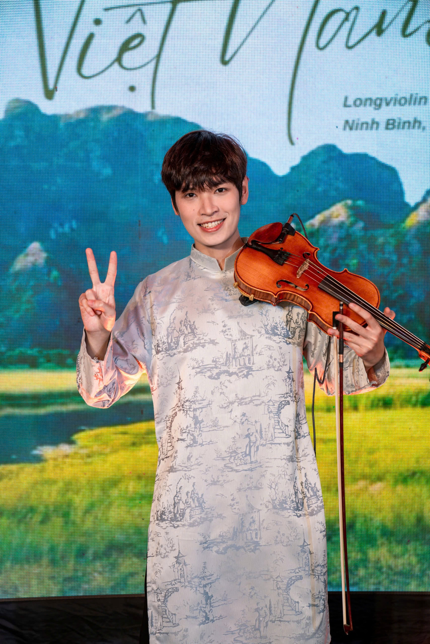 "Cứ kiên trì, từng bước, từng bước một, rồi chúng ta sẽ đều thành công thôi" - Nghệ sĩ Longviolin.