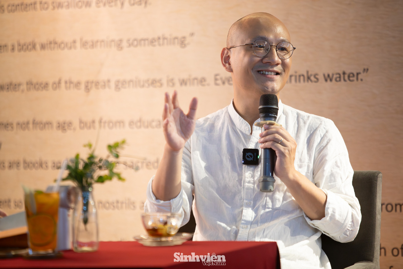 Lý giải về cái tên sách Ma quỷ trong tâm ta gây tò mò, tác giả Phan Đăng chia sẻ "ma" và "quỷ" là một cách biểu tượng hóa những cảm xúc và ham muốn tiêu cực bên trong mỗi người. Anh giải thích: "Khi một nỗi sợ hay một cơn nóng giận xuất hiện, tôi biểu tượng hóa đó là những con ma đang nhô ra. Ví dụ, khi bị một người đánh, con ma nóng giận của mình lập tức trỗi dậy và có xu hướng đánh lại. Người đó lúc này chính là nguồn thức ăn của con ma." Lý giải về cái tên sách Ma quỷ trong tâm ta gây tò mò, tác giả Phan Đăng chia sẻ "ma" và "quỷ" là một cách biểu tượng hóa những cảm xúc và ham muốn tiêu cực bên trong mỗi người. Anh giải thích: "Khi một nỗi sợ hay một cơn nóng giận xuất hiện, tôi biểu tượng hóa đó là những con ma đang nhô ra. Ví dụ, khi bị một người đánh, con ma nóng giận của mình lập tức trỗi dậy và có xu hướng đánh lại. Người đó lúc này chính là nguồn thức ăn của con ma."