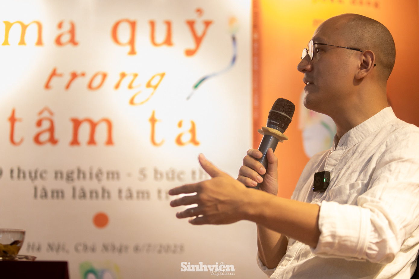 Bên cạnh việc nhận diện "ma" và "quỷ", tác giả Phan Đăng còn mở rộng bức tranh tâm trí bằng cách giới thiệu thêm ba hình ảnh ẩn dụ khác. Anh ví von những lúc tâm trí ta không ngừng nhảy từ ý nghĩ này sang ý nghĩ khác, vừa nghĩ điều này đã "chuyền cành" sang điều khác, giống như một "con khỉ" không bao giờ chịu ngồi yên. Lại có những khi tâm trí rơi vào trạng thái hỗn loạn, mơ hồ, "ong ong ve ve" không rõ mình đang nghĩ gì, đó chính là hình ảnh của "con ong". Nhưng trong tâm ta không chỉ có bóng tối, mà còn có cả ánh sáng. Phan Đăng gọi những khoảnh khắc tâm ta khởi lên lòng từ bi, muốn làm điều thiện lành và trao đi sự tử tế đến cuộc đời là lúc "thiên thần" bước ra. Anh tổng kết: "Ma, quỷ, ong, khỉ và thiên thần chính là năm yếu tố của tâm trí mà tôi muốn nói đến trong tác phẩm này." Bên cạnh việc nhận diện "ma" và "quỷ", tác giả Phan Đăng còn mở rộng bức tranh tâm trí bằng cách giới thiệu thêm ba hình ảnh ẩn dụ khác. Anh ví von những lúc tâm trí ta không ngừng nhảy từ ý nghĩ này sang ý nghĩ khác, vừa nghĩ điều này đã "chuyền cành" sang điều khác, giống như một "con khỉ" không bao giờ chịu ngồi yên. Lại có những khi tâm trí rơi vào trạng thái hỗn loạn, mơ hồ, "ong ong ve ve" không rõ mình đang nghĩ gì, đó chính là hình ảnh của "con ong". Nhưng trong tâm ta không chỉ có bóng tối, mà còn có cả ánh sáng. Phan Đăng gọi những khoảnh khắc tâm ta khởi lên lòng từ bi, muốn làm điều thiện lành và trao đi sự tử tế đến cuộc đời là lúc "thiên thần" bước ra. Anh tổng kết: "Ma, quỷ, ong, khỉ và thiên thần chính là năm yếu tố của tâm trí mà tôi muốn nói đến trong tác phẩm này."