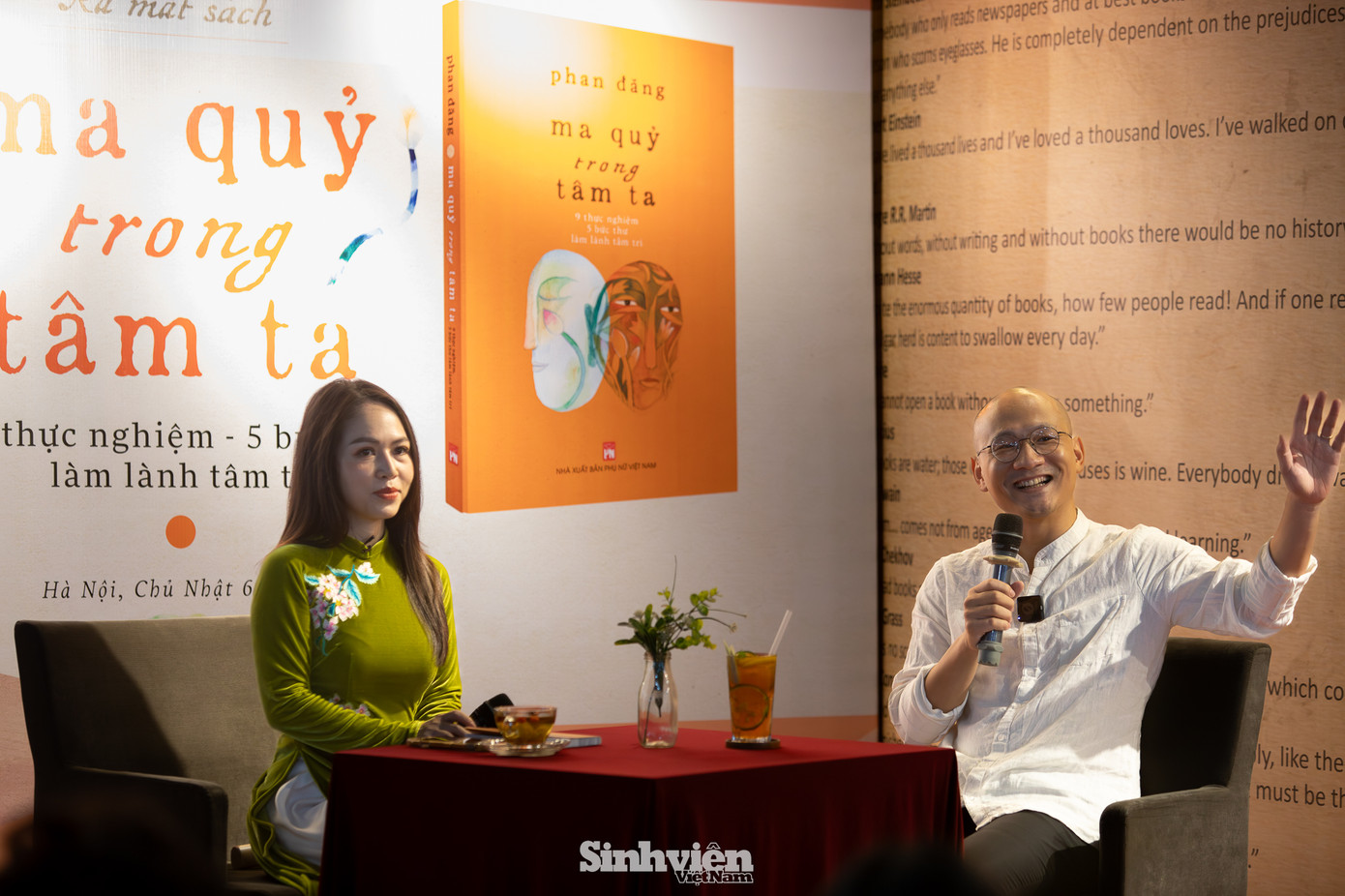 Chia sẻ về quá trình sáng tác kéo dài 2 năm, tác giả Phan Đăng bật mí một câu chuyện thú vị. Ban đầu, anh đã hoàn thành bản thảo đầu tiên chỉ trong 6 tháng. Tuy nhiên, khi đọc lại, anh nhận thấy nó "quá hàn lâm, quá nhiều lý thuyết, trường phái, trích dẫn... từ kinh điển phương Đông đến tâm lý học phương Tây." Nhận ra rằng mình muốn viết một cuốn sách "bình dân, bình dị để mọi người đọc đều hiểu", anh đã phải trải qua một cuộc chiến đấu với nội tâm và quyết định xóa bỏ toàn bộ bản thảo cũ để viết lại từ đầu. Chính quá trình này đã giúp tác phẩm có được sự gần gũi, chân thực và tính ứng dụng cao như hiện tại, trở thành một người bạn đồng hành đáng tin cậy trên hành trình làm lành tâm trí. Chia sẻ về quá trình sáng tác kéo dài 2 năm, tác giả Phan Đăng bật mí một câu chuyện thú vị. Ban đầu, anh đã hoàn thành bản thảo đầu tiên chỉ trong 6 tháng. Tuy nhiên, khi đọc lại, anh nhận thấy nó "quá hàn lâm, quá nhiều lý thuyết, trường phái, trích dẫn... từ kinh điển phương Đông đến tâm lý học phương Tây." Nhận ra rằng mình muốn viết một cuốn sách "bình dân, bình dị để mọi người đọc đều hiểu", anh đã phải trải qua một cuộc chiến đấu với nội tâm và quyết định xóa bỏ toàn bộ bản thảo cũ để viết lại từ đầu. Chính quá trình này đã giúp tác phẩm có được sự gần gũi, chân thực và tính ứng dụng cao như hiện tại, trở thành một người bạn đồng hành đáng tin cậy trên hành trình làm lành tâm trí.