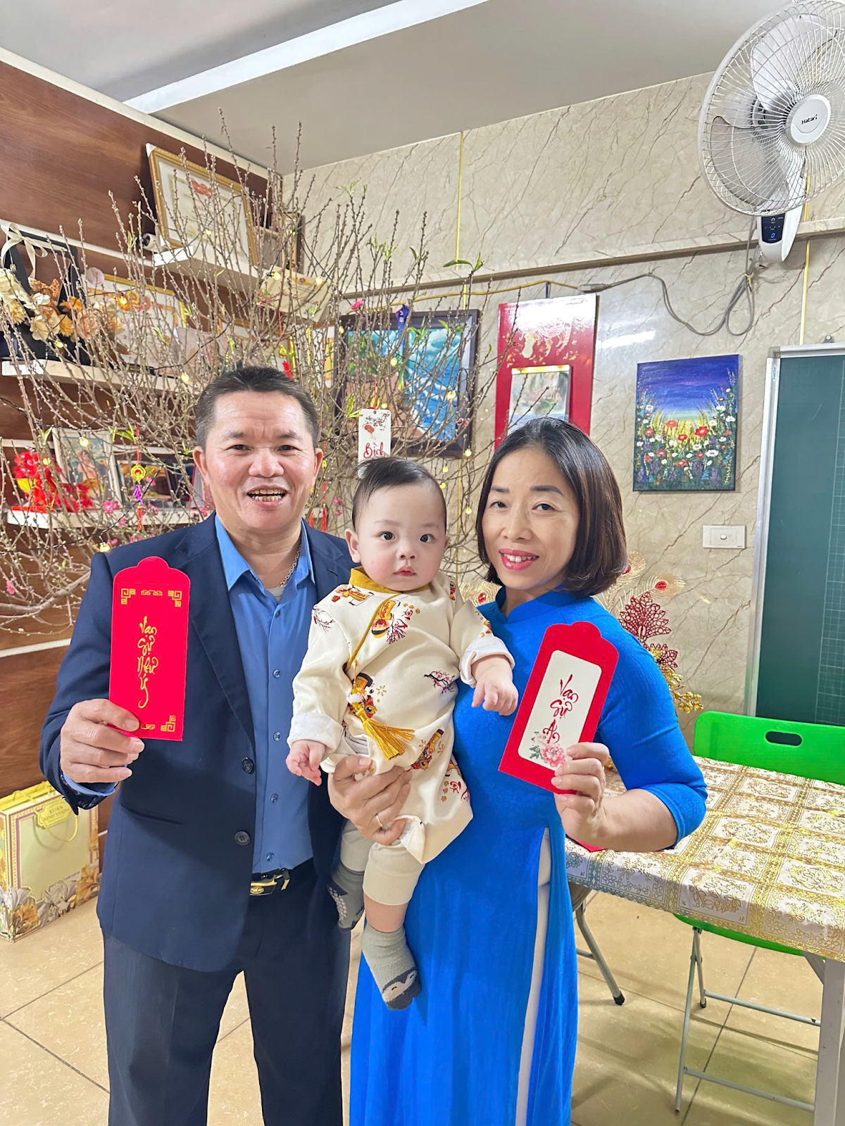 Những bao lì xì viết tay không chỉ mang niềm vui ngày Tết mà còn là cầu nối giữa các thế hệ trong gia đình. Những bao lì xì viết tay không chỉ mang niềm vui ngày Tết mà còn là cầu nối giữa các thế hệ trong gia đình.