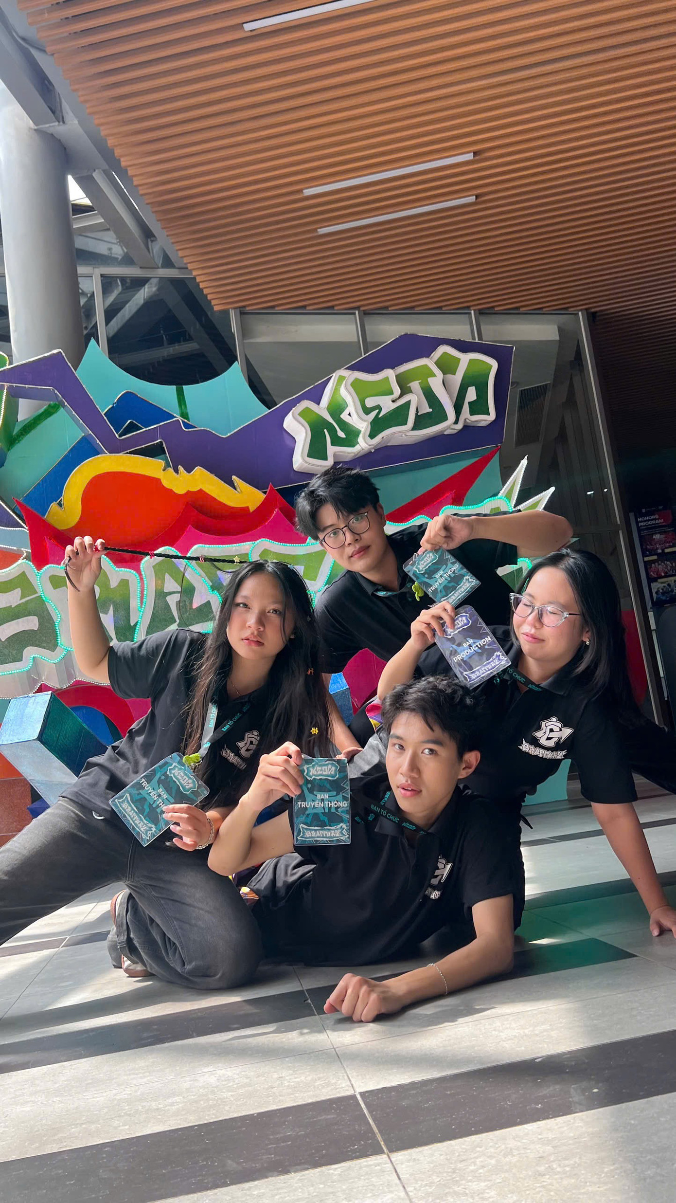 Duy Phúc và bạn bè tham gia làm nhân sự Chương trình Đại nhạc hội NEON GRAFFURY 2025. Duy Phúc và bạn bè tham gia làm nhân sự Chương trình Đại nhạc hội NEON GRAFFURY 2025.