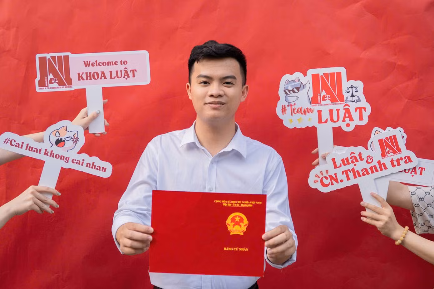 Dương Việt Hưng (sinh năm 2003), cựu sinh viên ngành Luật, Học viện Hành chính và Quản trị công.