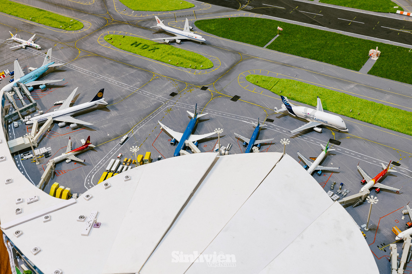 Mô hình sân bay của Dương có kích thước 2400mm x 1350mm, bao gồm đầy đủ các khu vực chức năng như nhà ga hành khách, ga hàng hóa, đường băng, đài kiểm soát không lưu... Điểm nhấn đặc biệt của sân bay là nhà ga hành khách được thiết kế theo hình dáng hoa lan trắng. Dương giải thích: "Mình muốn tạo ra một thiết kế khác biệt, không giống với bất kỳ mô hình sân bay nào khác."