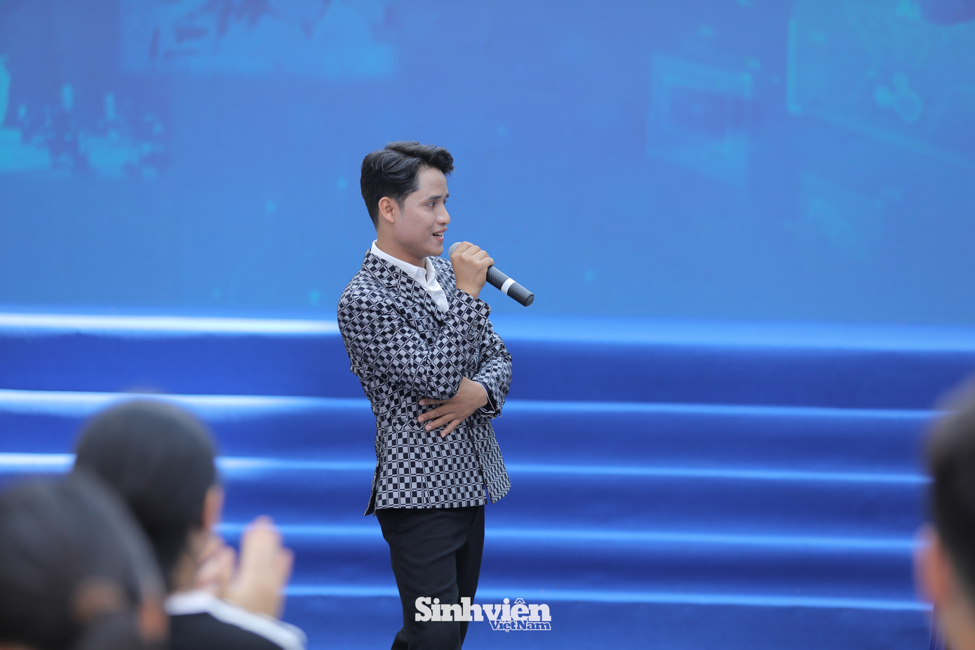 Nam ca sĩ hòa mình vào không gian sôi động của Ngày hội Tuyển sinh khối các ngành Khoa học và Công nghệ. Những gương mặt rạng rỡ, ánh mắt chăm chú dõi theo và những tràng pháo tay kéo dài là món quà tinh thần vô giá mà khán giả trẻ dành tặng cho ca sĩ Hồ Văn Kãnh. Khép lại màn trình diễn ấn tượng, Hồ Văn Kãnh không quên gửi đến các bạn học sinh lời chúc đầy tâm huyết: Hãy luôn tiến về phía trước, vượt qua mọi giới hạn và đạt được những thành tựu rực rỡ.