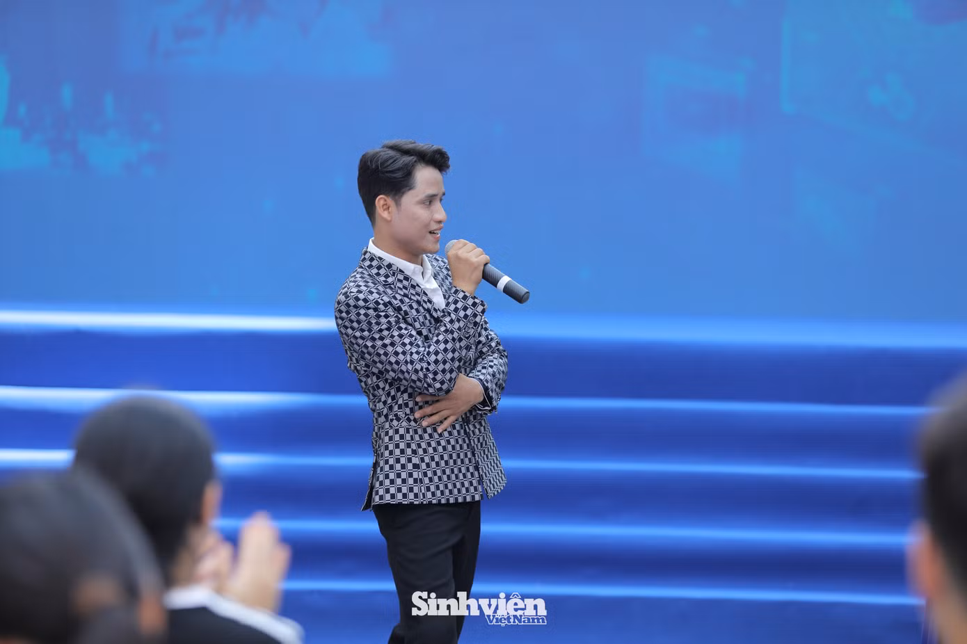 Nam ca sĩ hòa mình vào không gian sôi động của Ngày hội Tuyển sinh khối các ngành Khoa học và Công nghệ. Những gương mặt rạng rỡ, ánh mắt chăm chú dõi theo và những tràng pháo tay kéo dài là món quà tinh thần vô giá mà khán giả trẻ dành tặng cho ca sĩ Hồ Văn Kãnh. Khép lại màn trình diễn ấn tượng, Hồ Văn Kãnh không quên gửi đến các bạn học sinh lời chúc đầy tâm huyết: Hãy luôn tiến về phía trước, vượt qua mọi giới hạn và đạt được những thành tựu rực rỡ.