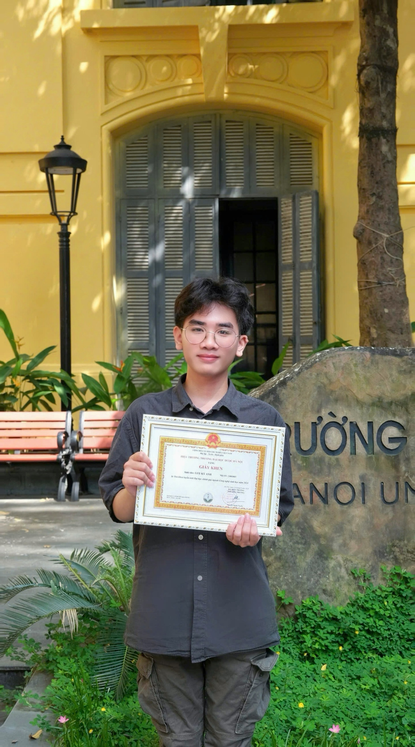 Kỳ Anh nhận giấy khen thủ khoa ngành Công nghệ sinh học tại Trường Đại học Dược Hà Nội.