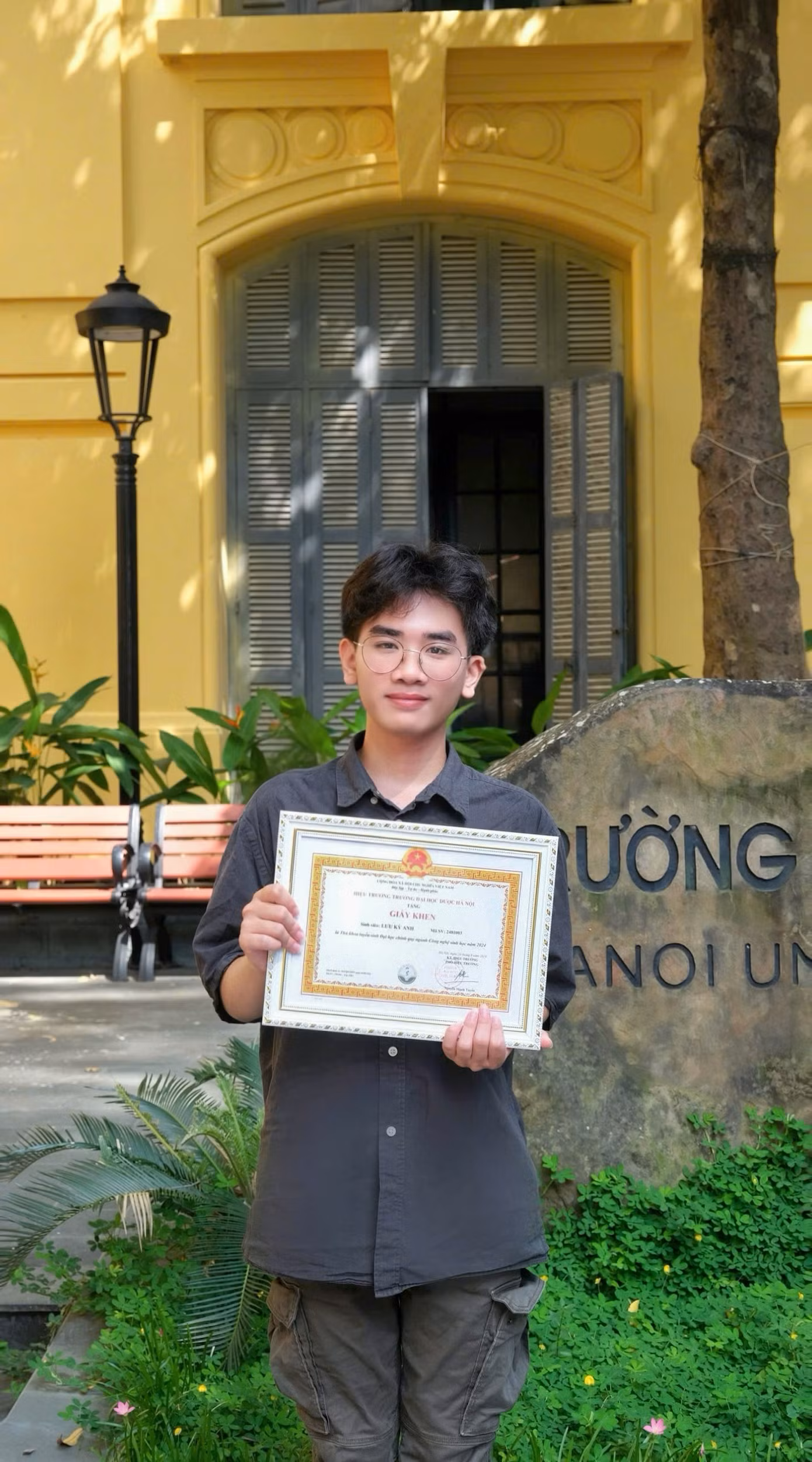 Kỳ Anh nhận giấy khen thủ khoa ngành Công nghệ sinh học tại Trường Đại học Dược Hà Nội.