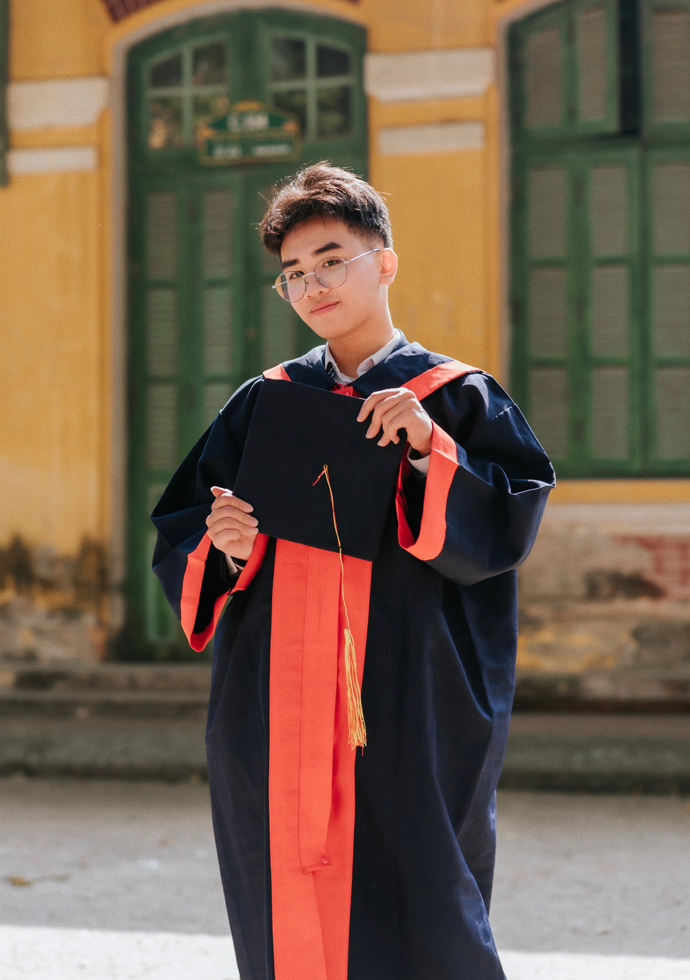 Kỳ Anh chụp ảnh kỷ yếu tại Trường THPT chuyên Chu Văn An.