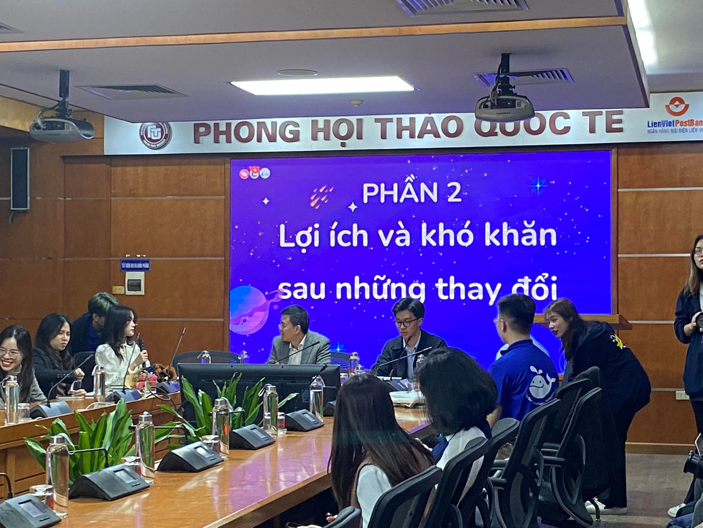 Hoàng Minh tích cực tham gia các hoạt động ngoại khóa, học thuật và phong trào.