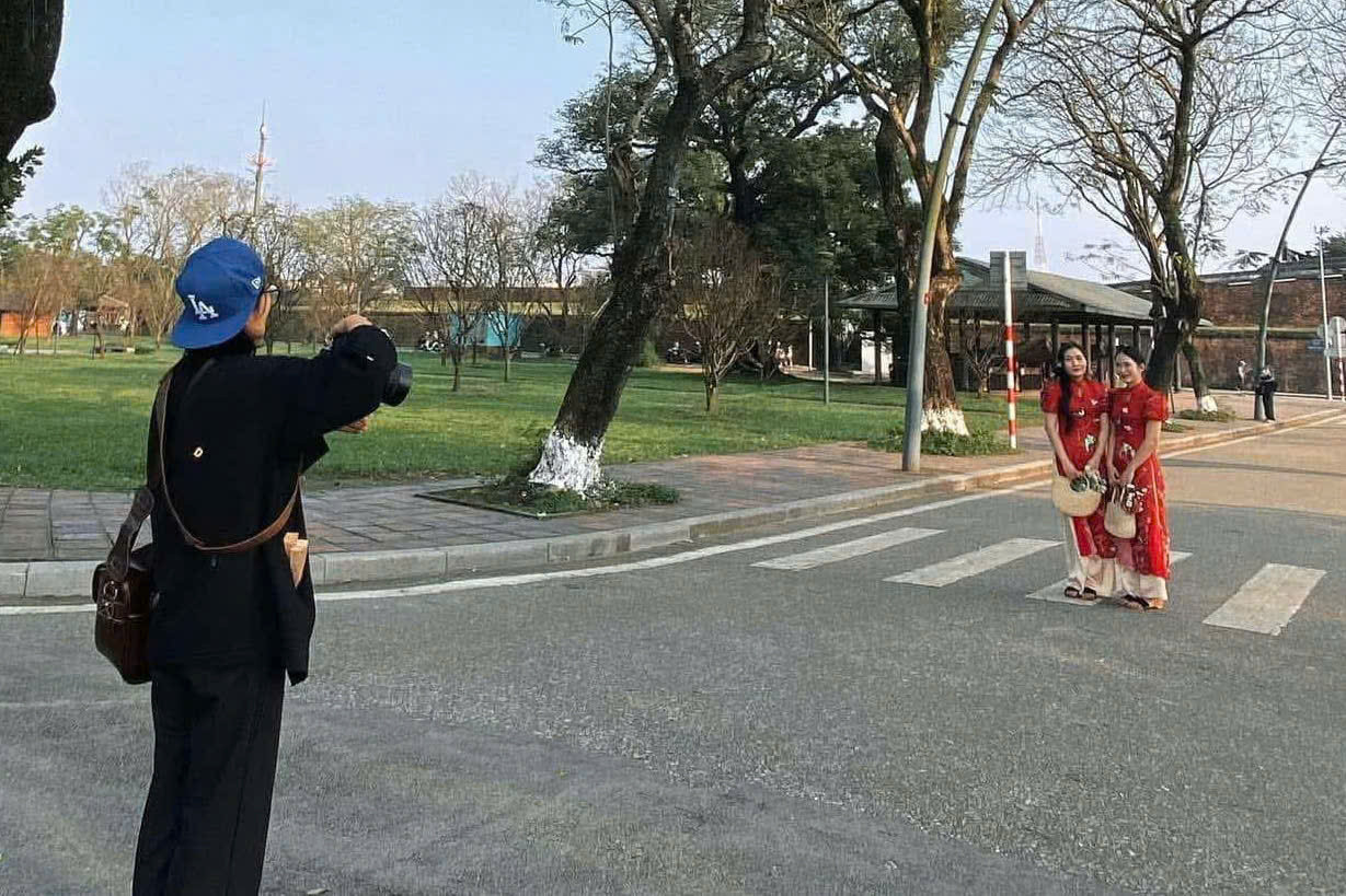 Bạn trẻ Nguyễn Ánh hướng dẫn cách tạo dáng cho các “nàng thơ” để có những tấm ảnh xinh đẹp.