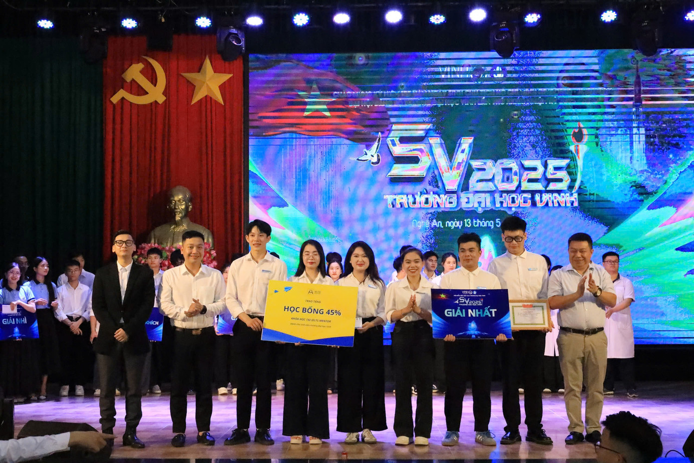 Đội thi xuất sắc giành Giải Nhất trong cuộc thi “SV Trường Đại học Vinh năm 2025”.
