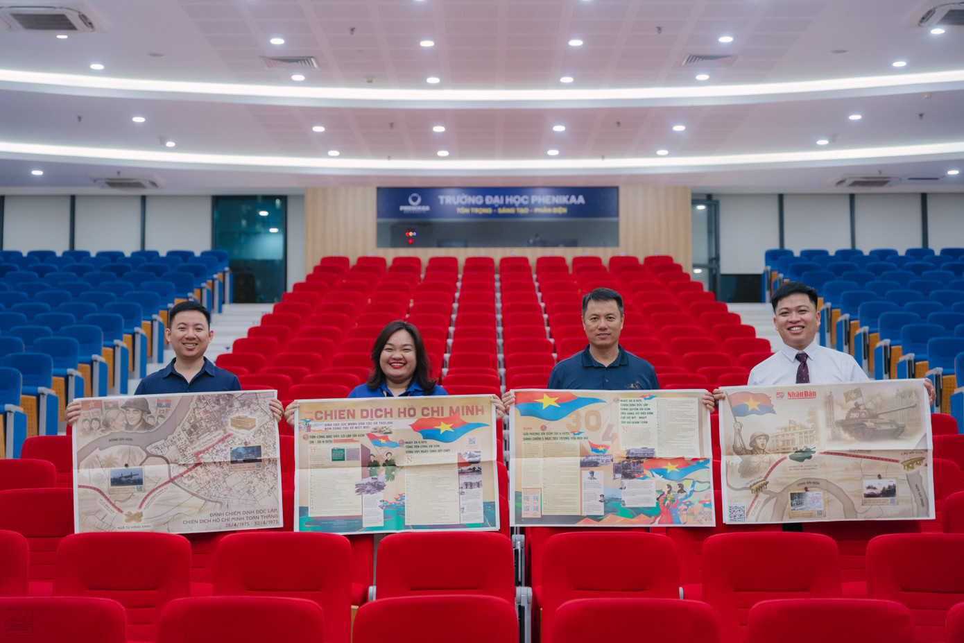 Thông qua những câu chuyện lịch sử chân thực, sinh viên Đại học Phenikaa được tiếp cận gần hơn với tinh thần bất khuất và sự hy sinh của cha anh. Thông qua những câu chuyện lịch sử chân thực, sinh viên Đại học Phenikaa được tiếp cận gần hơn với tinh thần bất khuất và sự hy sinh của cha anh.