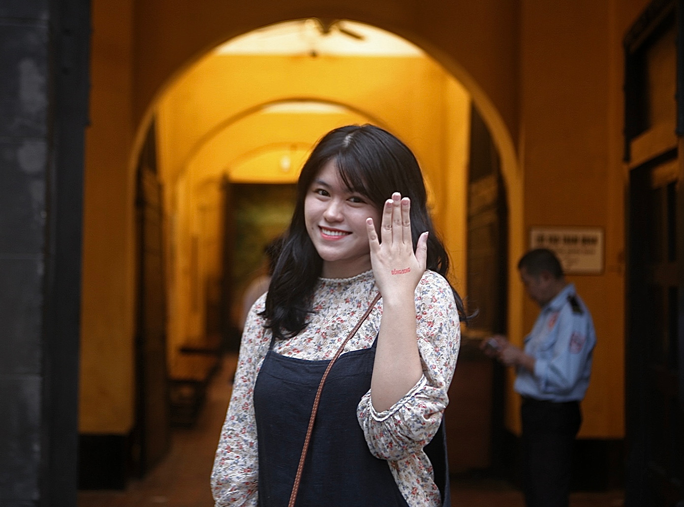 Thanh Trúc bất ngờ vì có nhiều người trẻ như mình tìm về di tích Nhà tù Hỏa Lò. (Ảnh: Mỹ Lam) Thanh Trúc bất ngờ vì có nhiều người trẻ như mình tìm về di tích Nhà tù Hỏa Lò. (Ảnh: Mỹ Lam)