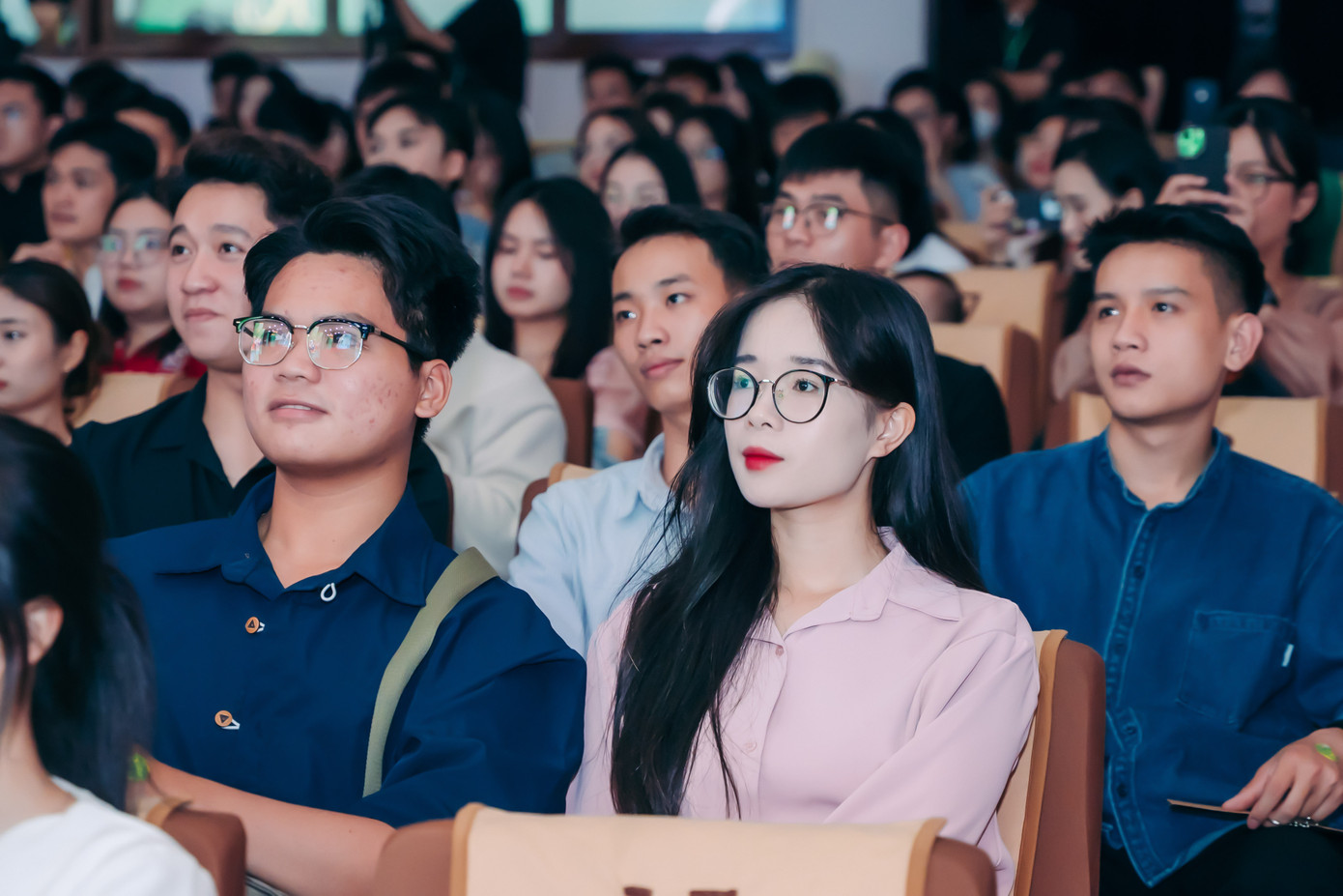 Không khí sôi động và sự hứng thú của khán giả trẻ tại Nhà hát Múa Rối Việt Nam.