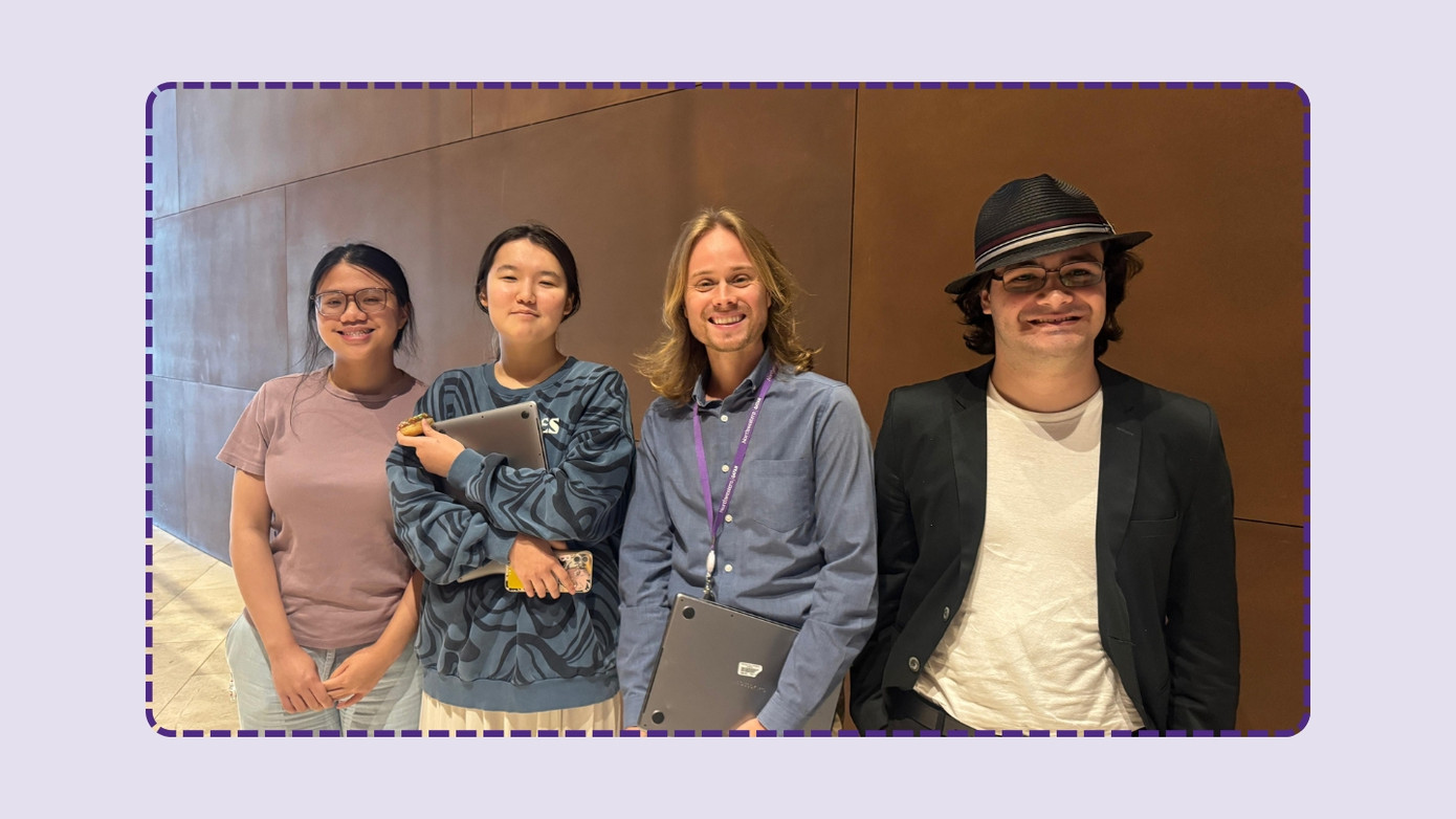 Linh (ngoài cùng bên trái) cùng giáo sư và bạn học cùng nhóm làm phim.