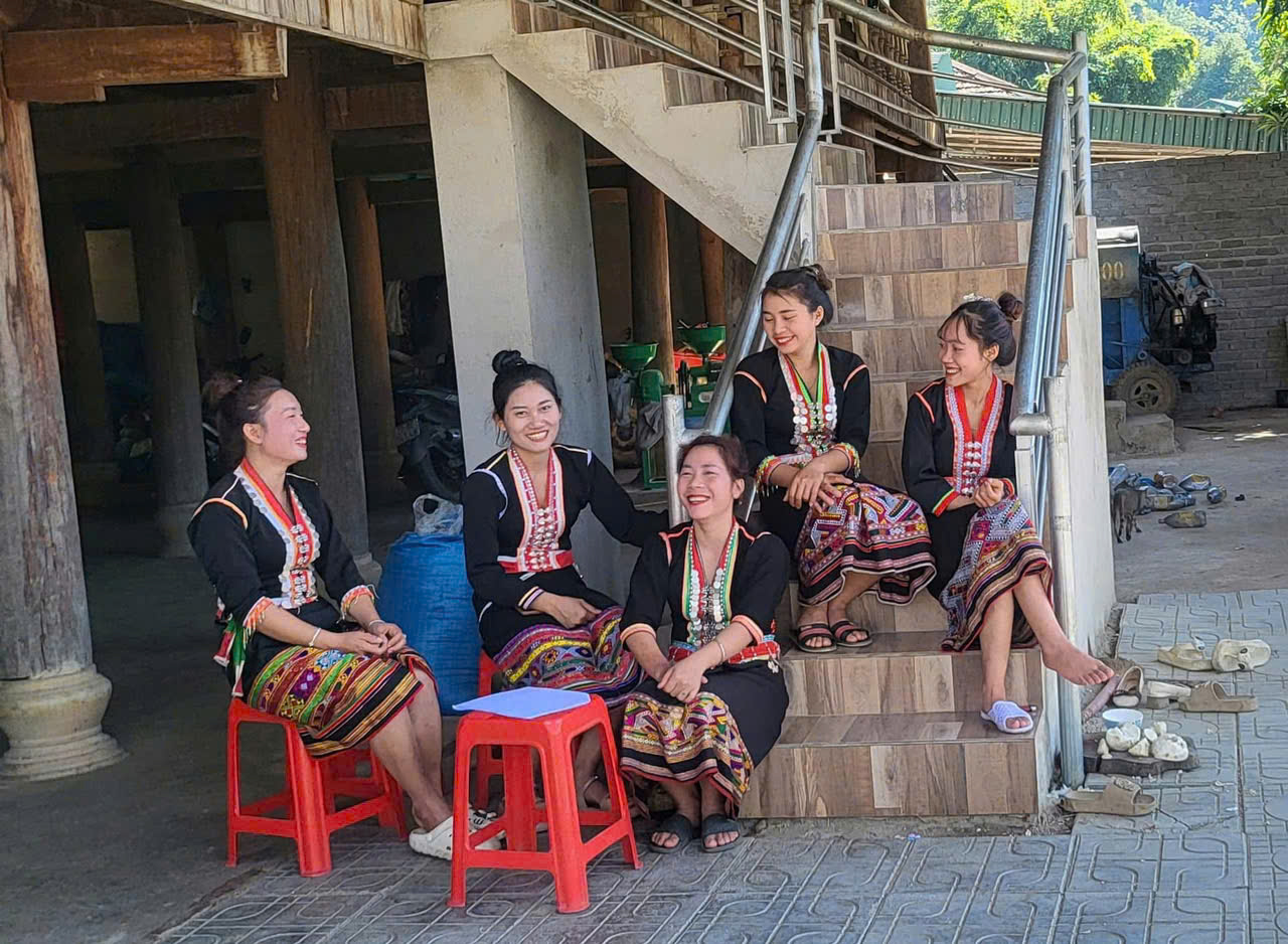 Các bà, các mẹ duyên dáng trong trang phục truyền thống của dân tộc Khơ Mú. Các bà, các mẹ duyên dáng trong trang phục truyền thống của dân tộc Khơ Mú.