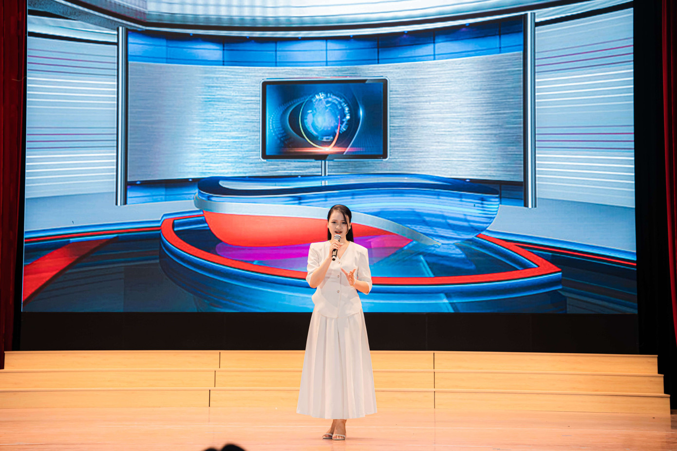 Hành trình “cầm mic” của cô gái đến từ Phú Thọ được xây dựng từng bước bằng đam mê MC và nỗ lực không ngừng. Hành trình “cầm mic” của cô gái đến từ Phú Thọ được xây dựng từng bước bằng đam mê MC và nỗ lực không ngừng.