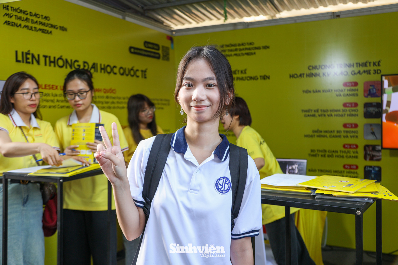 Nguyễn Trần Bảo Uyên (THPT Yên Hòa) hào hứng chụp ảnh cùng gian hàng Arena sau khi trải nghiệm hoạt động kiểm tra định hướng ngành học.