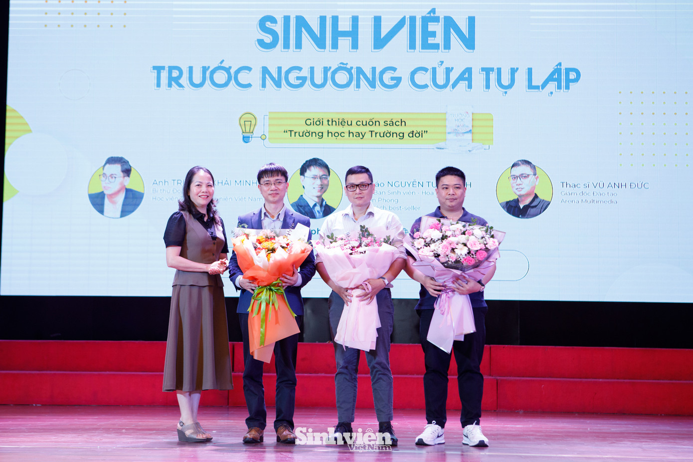 TS Trần Thị Tuyết Nhung - Phó Giám đốc Học viện Thanh Thiếu niên Việt Nam - tặng hoa cảm ơn các diễn giả và đơn vị đồng tổ chức. TS Trần Thị Tuyết Nhung - Phó Giám đốc Học viện Thanh Thiếu niên Việt Nam - tặng hoa cảm ơn các diễn giả và đơn vị đồng tổ chức.
