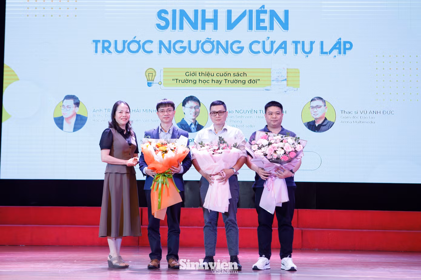TS Trần Thị Tuyết Nhung - Phó Giám đốc Học viện Thanh Thiếu niên Việt Nam - tặng hoa cảm ơn các diễn giả và đơn vị đồng tổ chức.
