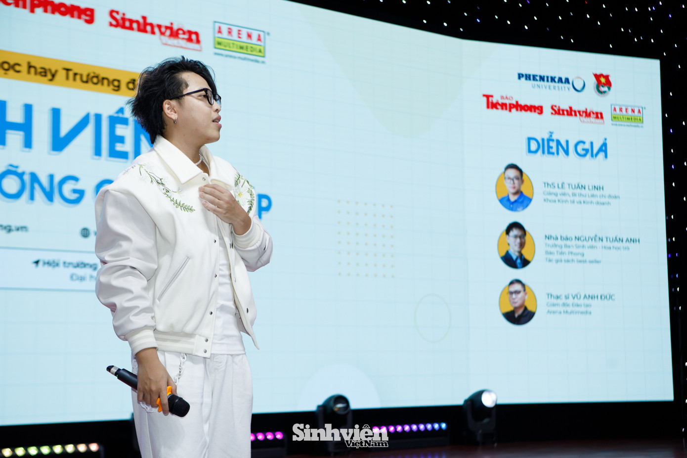 Nam ca sĩ tự tin hát live không beat, khoe chất giọng ngọt ngào, vang sáng.