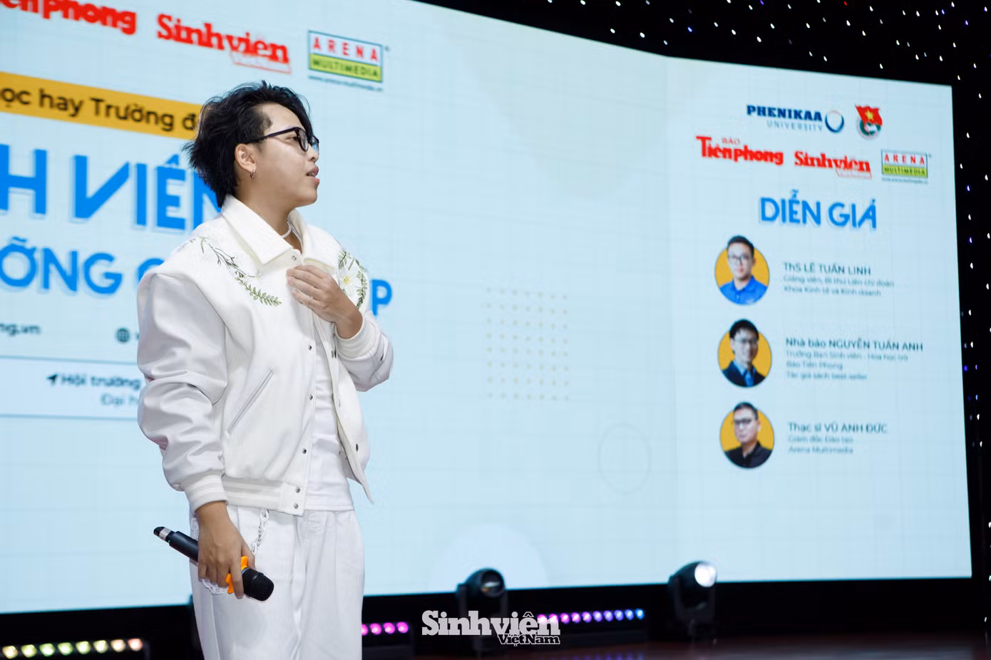 Nam ca sĩ tự tin hát live không beat, khoe chất giọng ngọt ngào, vang sáng.