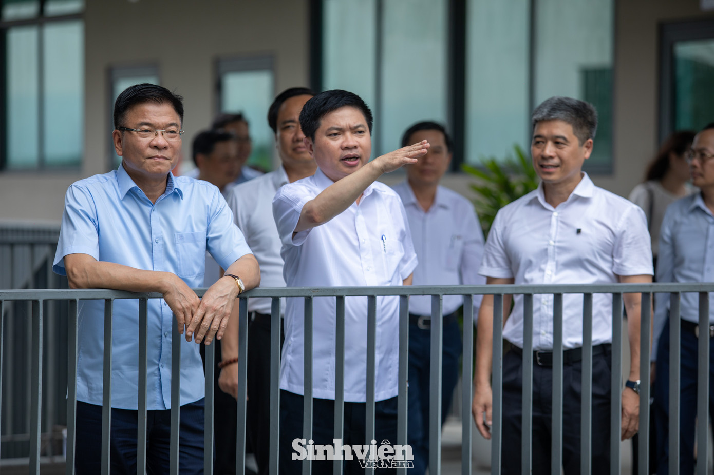 Phó Thủ tướng Lê Thành Long, Bí thư tỉnh uỷ Hà Nam Trương Quốc Huy cùng lãnh đạo Trường Đại học Xây dựng Hà Nội khảo sát thực địa dự án.