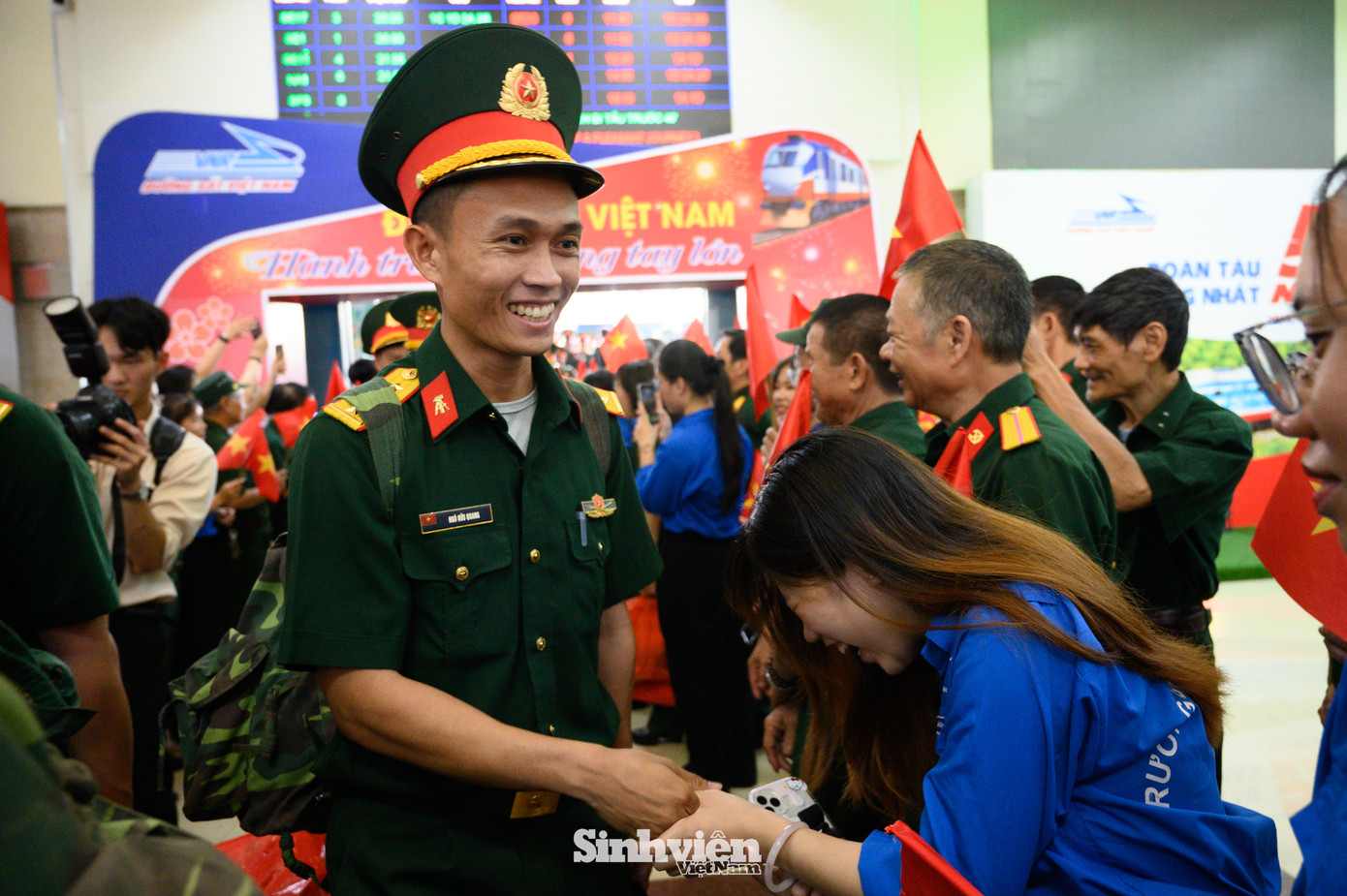 Các chiến sĩ thực hiện nhiệm vụ A80 nhận được sự chào đón nồng nhiệt từ các cựu chiến binh, các bạn trẻ, đoàn viên thanh niên.