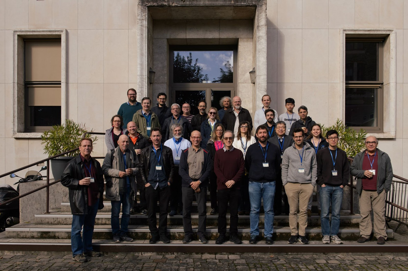 Phú Huy (hàng trên cùng bên phải) tại hội thảo về thiên văn học tại Paris. Phú Huy (hàng trên cùng bên phải) tại hội thảo về thiên văn học tại Paris.