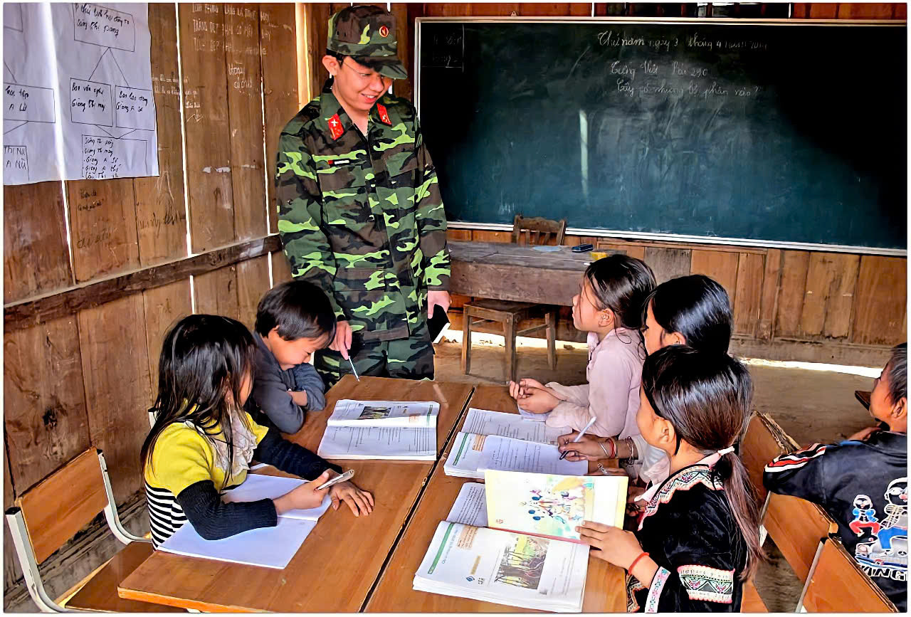 Nhà báo Hoàng Trường Giang đứng lớp trong tiết học của học sinh vùng cao..